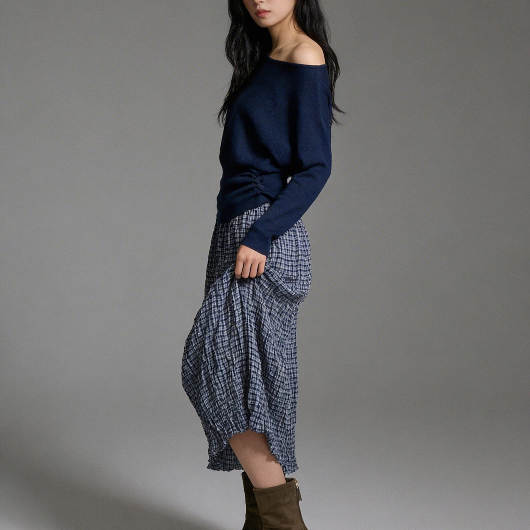 深藍撞色斜肩短版針織毛衣