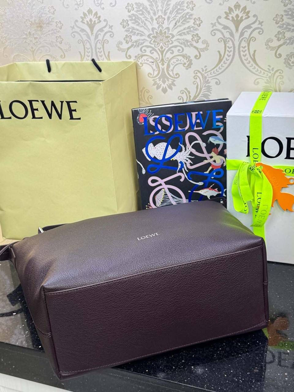 *𝐂𝐮𝐛𝐢 🍓2025最新款 大号斜挎包😎 尺寸:𝟒𝟒-𝟏𝟖-𝟑𝟎cm 编码:062353朱砂红 宽敞且柔软的cubi手袋，粒面牛皮柔软细腻，可任意折叠体形，配有Anagram刺绣提花肩带。 肩带可调节，可斜挎或侧背，拉链封口，绒面内里，内里可置放13/14寸笔记本电脑~