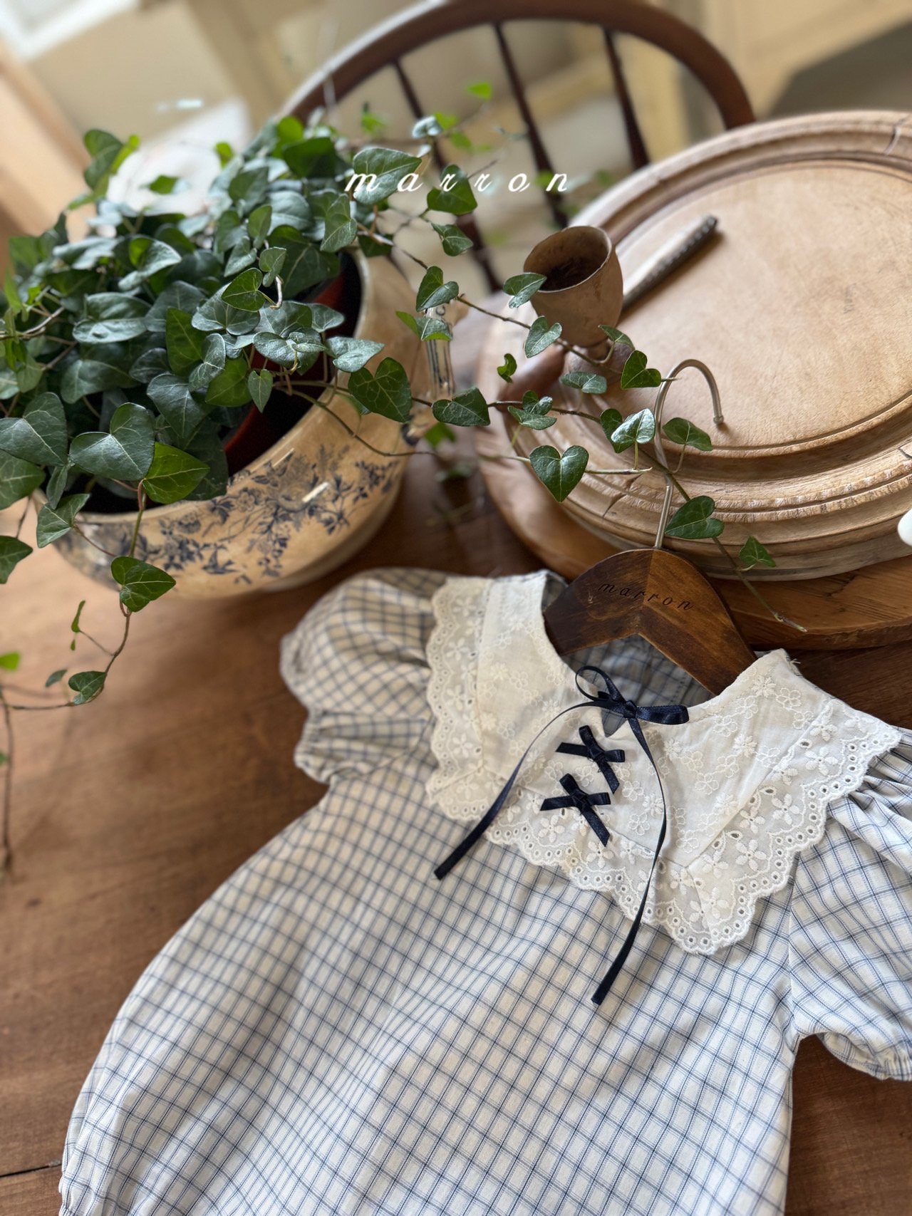 ☀️預訂 韓國直送☀️🇰🇷Marron兩色絲帶蕾絲領格紋泡泡袖包屁衣