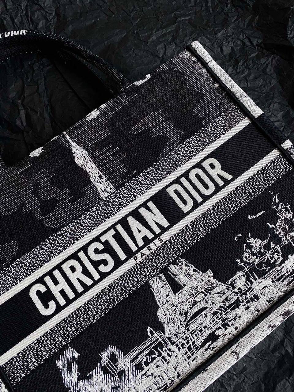 🈶黑色中号 𝗖𝗗 𝗕𝗼𝗼𝗸 𝗧𝗼𝘁𝗲 24夏季"巴黎铁搭" 说实话，近年来花卉系列有点看乏看腻的 请你们一定看看这一只，新的炙热款！！🔥😍 本季主打的Dior与埃菲尔铁搭的浪漫邂逅，惊艳了全网 真真实实绣在整个包上，砖柜超级难抢的！ 黑白色调干净利落，复古又神秘的法式浪漫🖤 那种高定视觉，沦陷了！沦陷了！ 行走的巴黎街头很是时髦，我先冲了！ 36×27×16cm