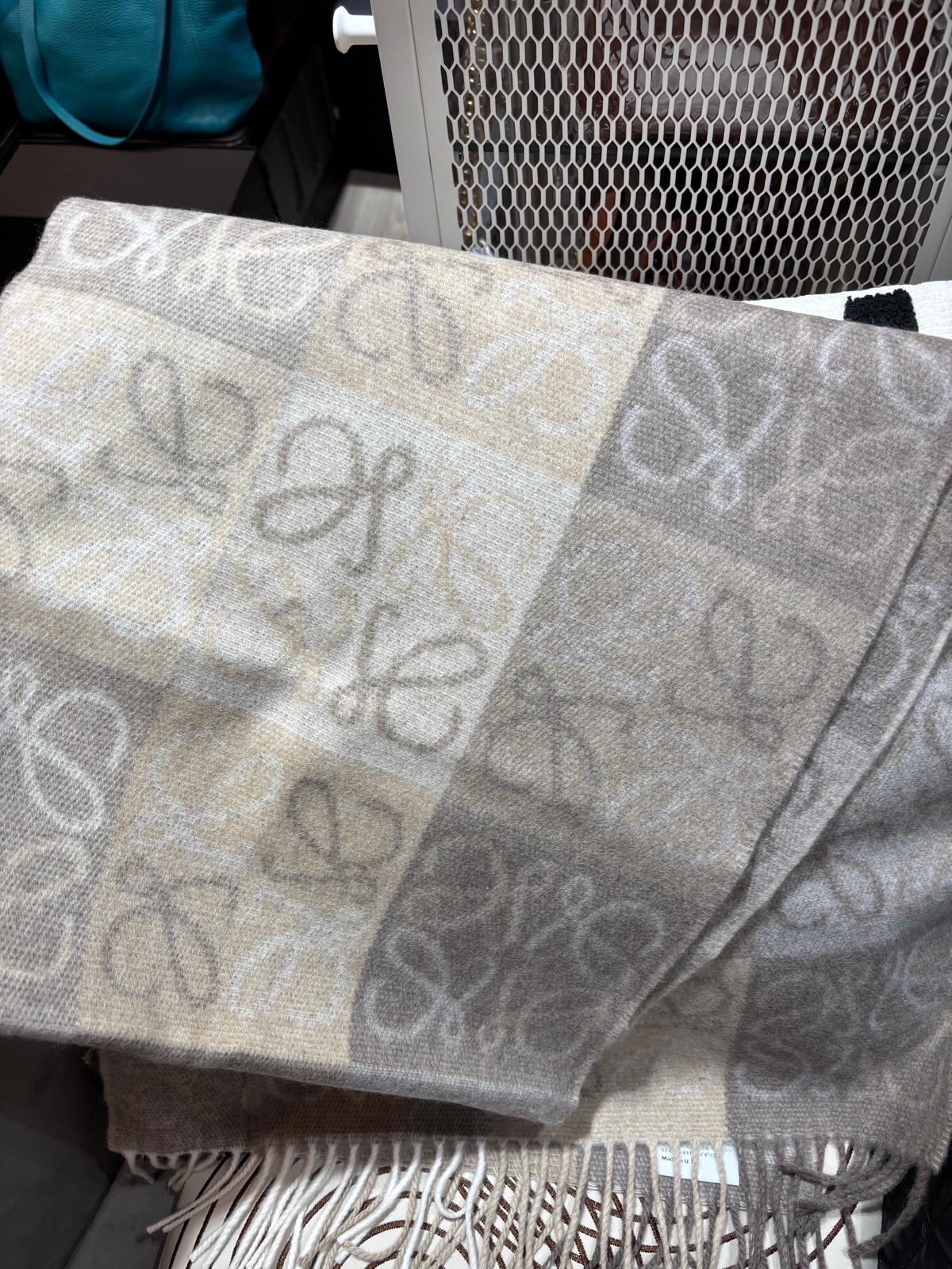全新 Loewe Scarf 羊毛頸巾，100%Authentic, 全新未使用品