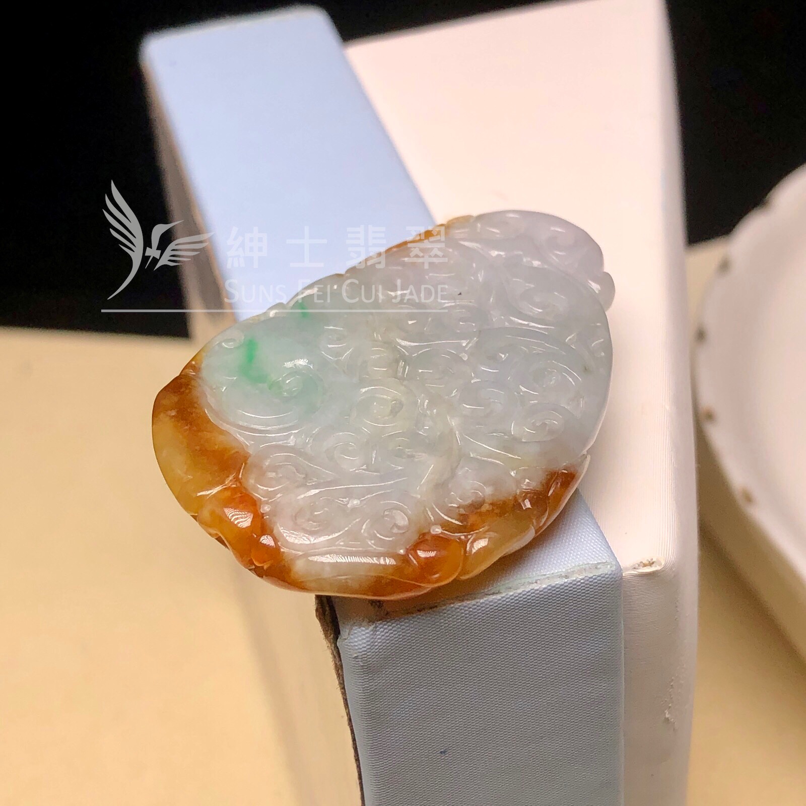 YK01139 翡飄翠復古雕花牌