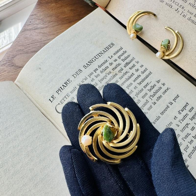 Vintage Canadian Continental Jade Stone Gold Swirl Brooch and Moon shape Clip On Earring Set (MT2109)