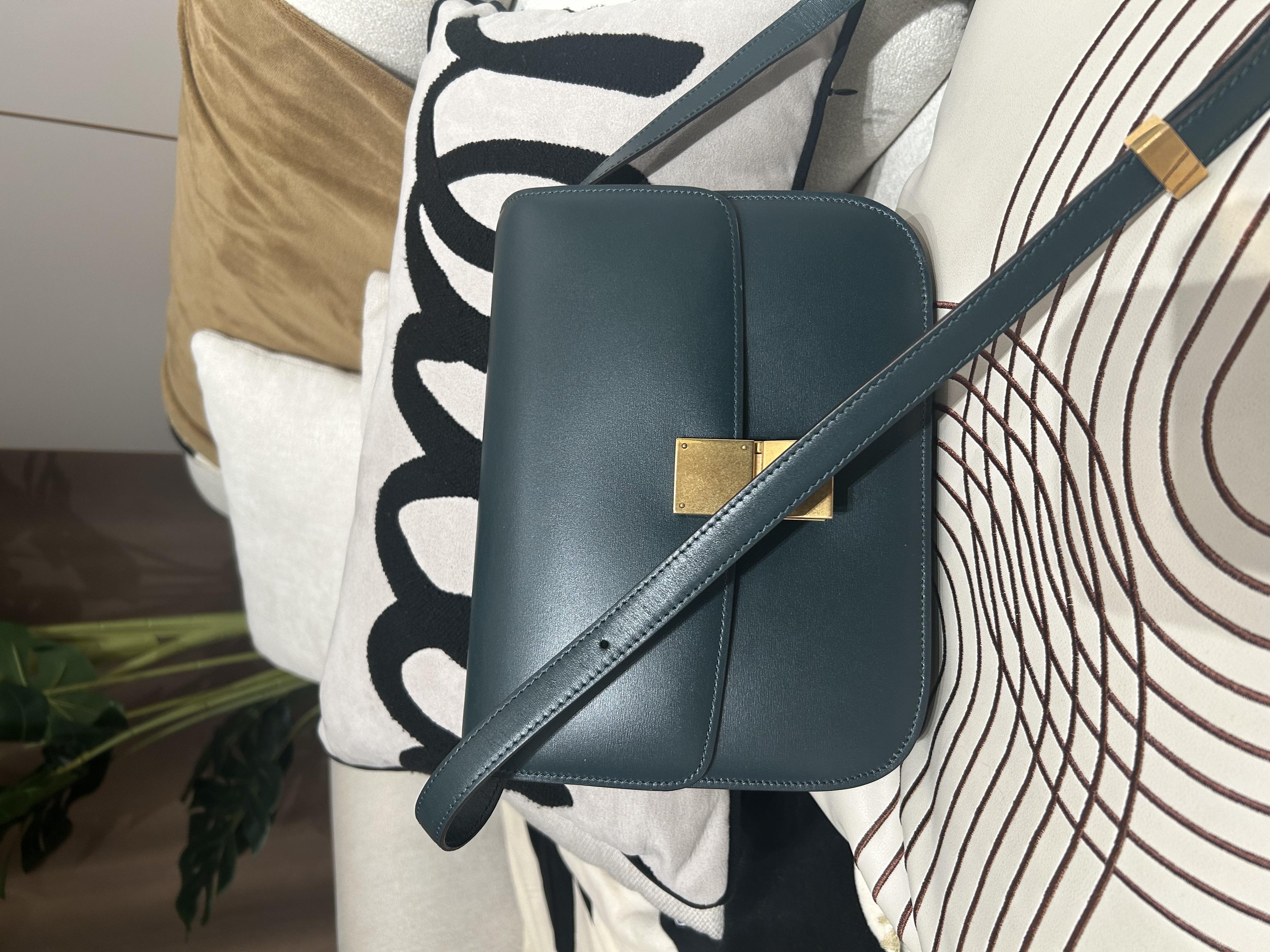 Celine box medium classic 100%Authentic , UNUSED✅dust bag 