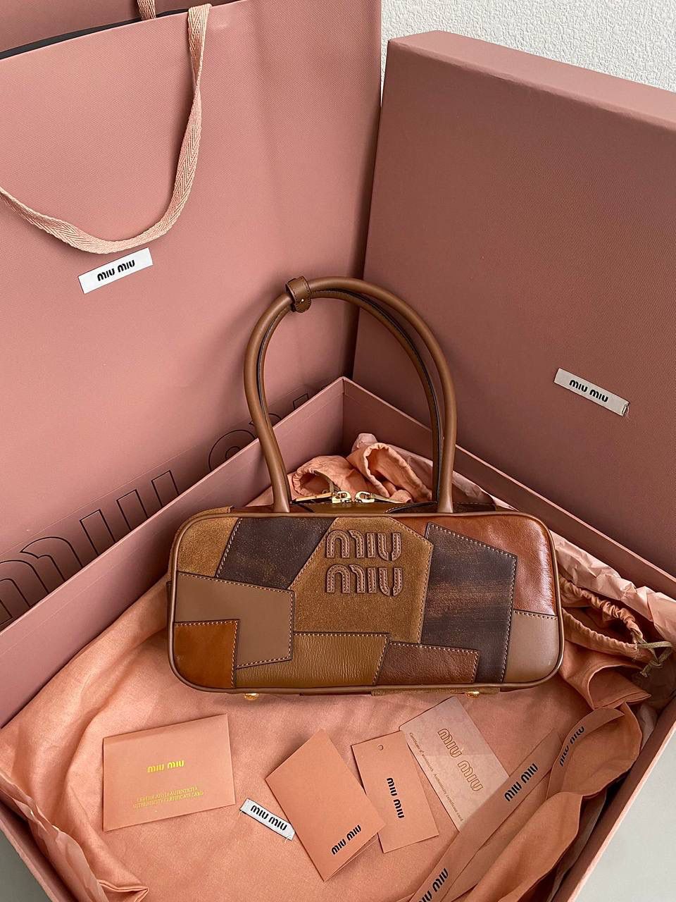 🈶拼接色 𝗠𝗶𝘂𝗠𝗶𝘂保龄球，大爆款 这只大火啊！超有腔调的一款 简约精致的设计真的好耐看 不同色系拼接有点流浪感又透着高级 色彩搭配温暖而富有层次 把美拉德复古风拿捏的很到位 整体造型非常慵懒有个性，保证了舒适性和实用性的同时还兼顾了美观性 时尚，非它莫属了！ 27×12×9cm #F0011m