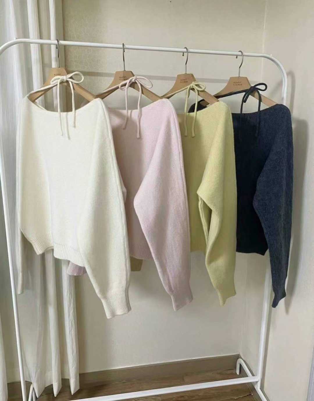 【 🌷韓劇女主氛圍♡設計感！斜肩綁帶泡泡針織上衣💗】 Romantic Ribbon Knit Top(三色入)