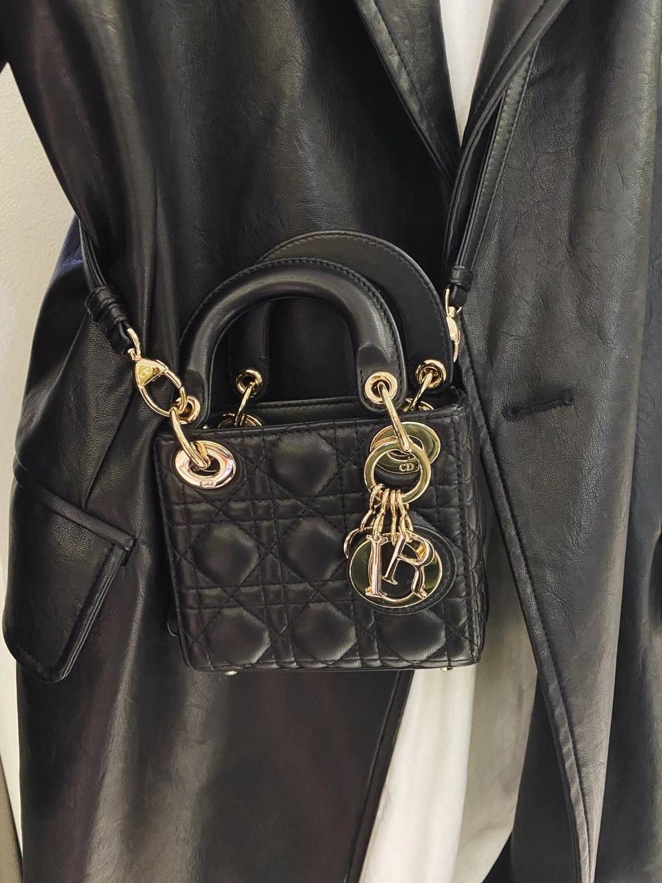 🈶羊皮小鸡黄 𝗗𝗜𝗢𝗥 𝗺𝗶𝗰𝗿𝗼 𝗹𝗮𝗱𝘆 𝗯𝗮𝗴 火爆全网的最新超mini系列 天阿噜！小小只，简直太太太太可爱了！ 精致到巴掌大小，无敌治愈我这颗少女的心啊！！ size：12×10×5cm