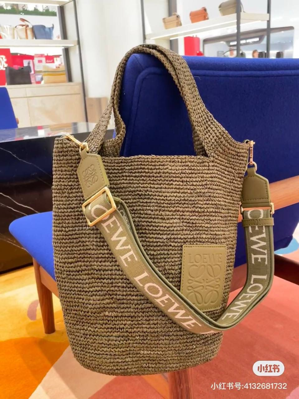 🎈𝙋𝙖𝙪𝙡𝙖 𝙞𝙗𝙞𝙯𝙖 迷你酒椰草编包𝙎𝙡𝙞𝙩🧺 ——【橄榄绿到货‼️】 面料：进口拉菲草/牛皮 尺寸：𝟑𝟎-𝟖-𝟑𝟎𝐜𝐦 编码：652405 （下单须知：由于天然纤维材料特别，带毛刺，日照时间长短不同，颜色略有变化，纯手工编织制作而成，每一只都独一无二，每个包的尺寸也有所不同‼️完美主义者慎入⚠️） 👉🏻此款草编包由纯进口拉菲草叶手工编织制作而成，搭配有一条可拆卸的刺绣宽肩带，可斜挎/肩背/手提等多样化背法❤️时尚清新，软塌不定性，慵懒又随性，夏日出行必备‼️