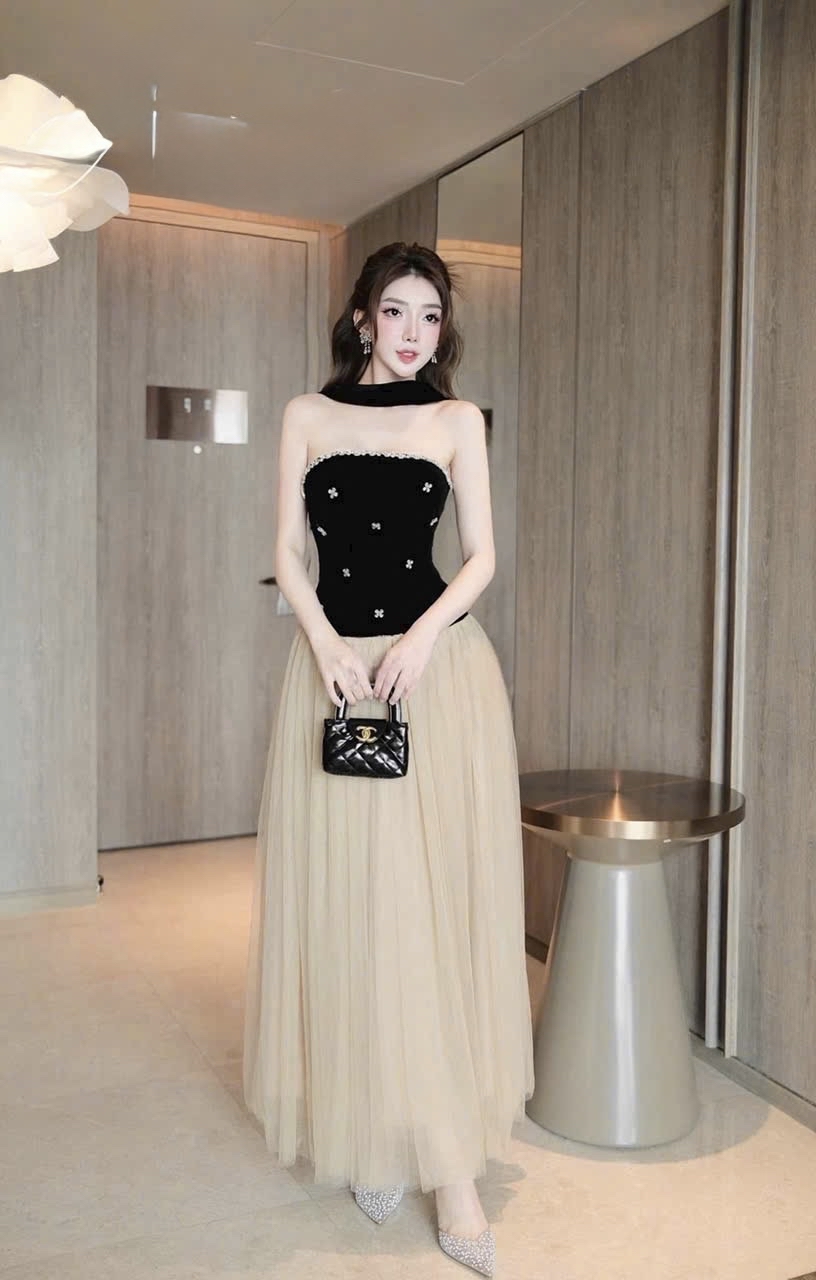 優雅的黑色無肩帶薄紗裙
