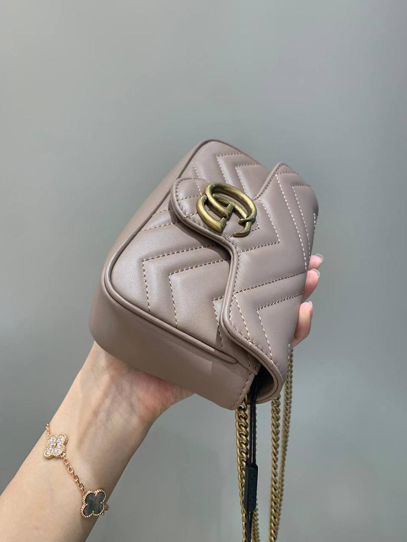 新背景实拍正品级 。经典款奶茶色16.5cm‼️ 温柔气质的颜色代表，可盐可甜，春夏四季的搭配小能手，颜色饱满度很高，皮料质感也是没得说，原厂皮材质都是很厉害的！图片拍不出他的美，实物更美‼️ 型号476433；尺寸16.5/10/4cm