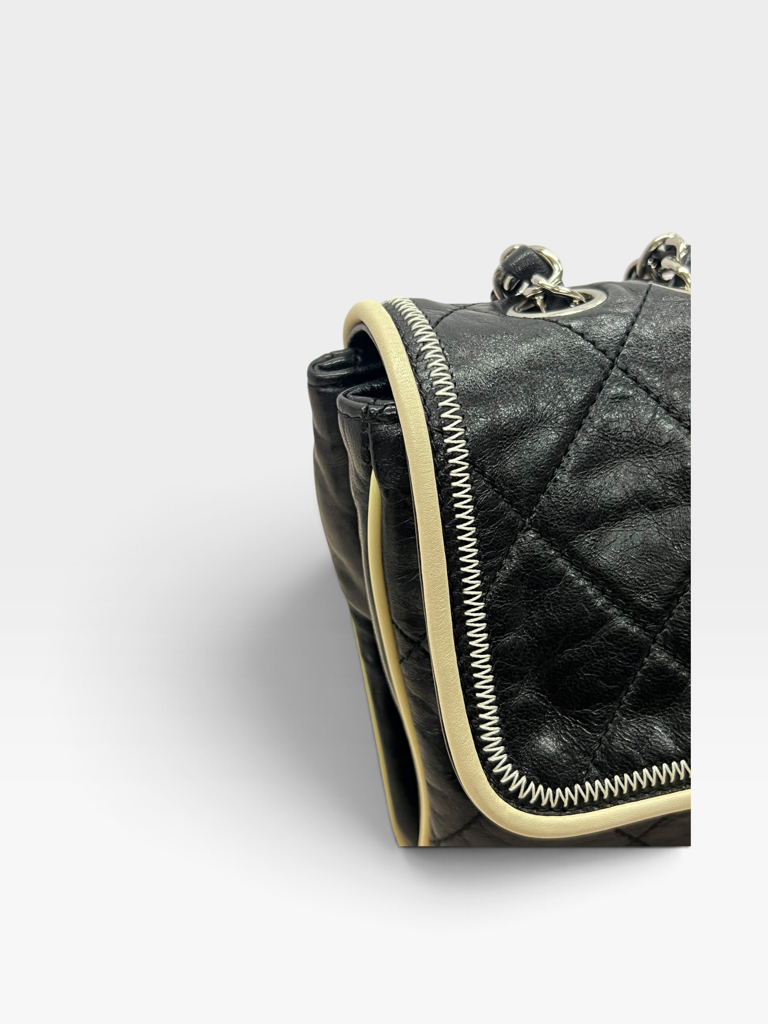 Pre-Owned CHANEL 2.55 East/West Flap Bag / Product Code: 082804