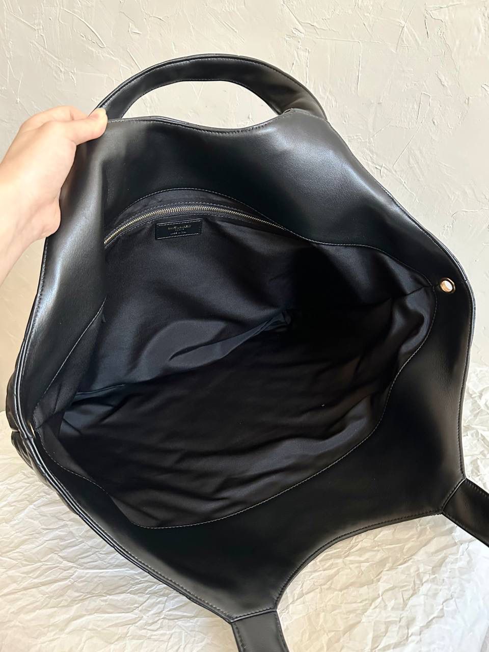 销量王🔥预定月底⏰ ys1 Icare bag超大tote 今年最火的大包一定是它！ 超夸张的大logo确实很大胆 前后两片无裁切的大羊皮 你们就知道用料需要多高的成本了 据我所知，很多家已经在偷偷更换便宜的材料... (因为它足够火，皮料对不对版他们都能卖... ) 我们来晚了，价格上也做出让利 先让你们看看我们对这个牌纸的用心程度💕还是那句话吧，我们只用原厂皮，只做原版开发，只做最高版本，只做正确版❗️ 58×43×8cm698651m