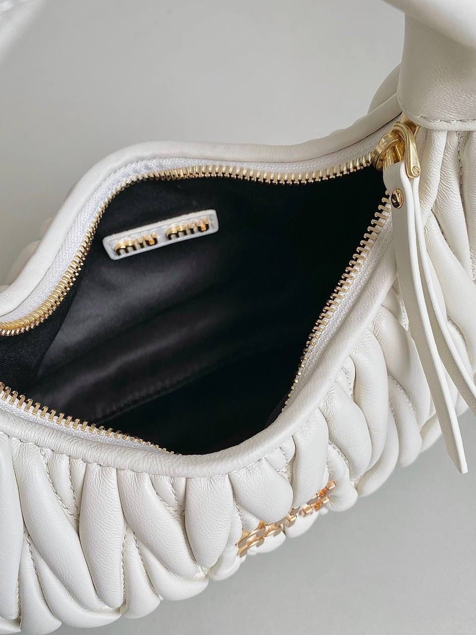 🈶白色小号， 𝗠𝗶𝘂𝗠𝗶𝘂 𝗪𝗮𝗻𝗱𝗲𝗿 𝗛𝗼𝗯𝗼褶皱腋下 火爆全网都不用多说，人手一只的程度 我们用的是进口小羊皮！非国产皮料 肉眼可见的细腻，软软糯糯触感非常好！ 他家经典独特的褶皱工艺，是要有一定厚度 底料太薄了都做不出它的饱满和弹性 更不是市场通货干瘪瘪的褶皱，实在太假 我们新合作的老师傅在这细节上扣的很认真 一缕一折都有zp的神韵，且做到对版！！ 追求高品质的来 小号：17×20×6cm，#F0013m 中号：18x25x7cm