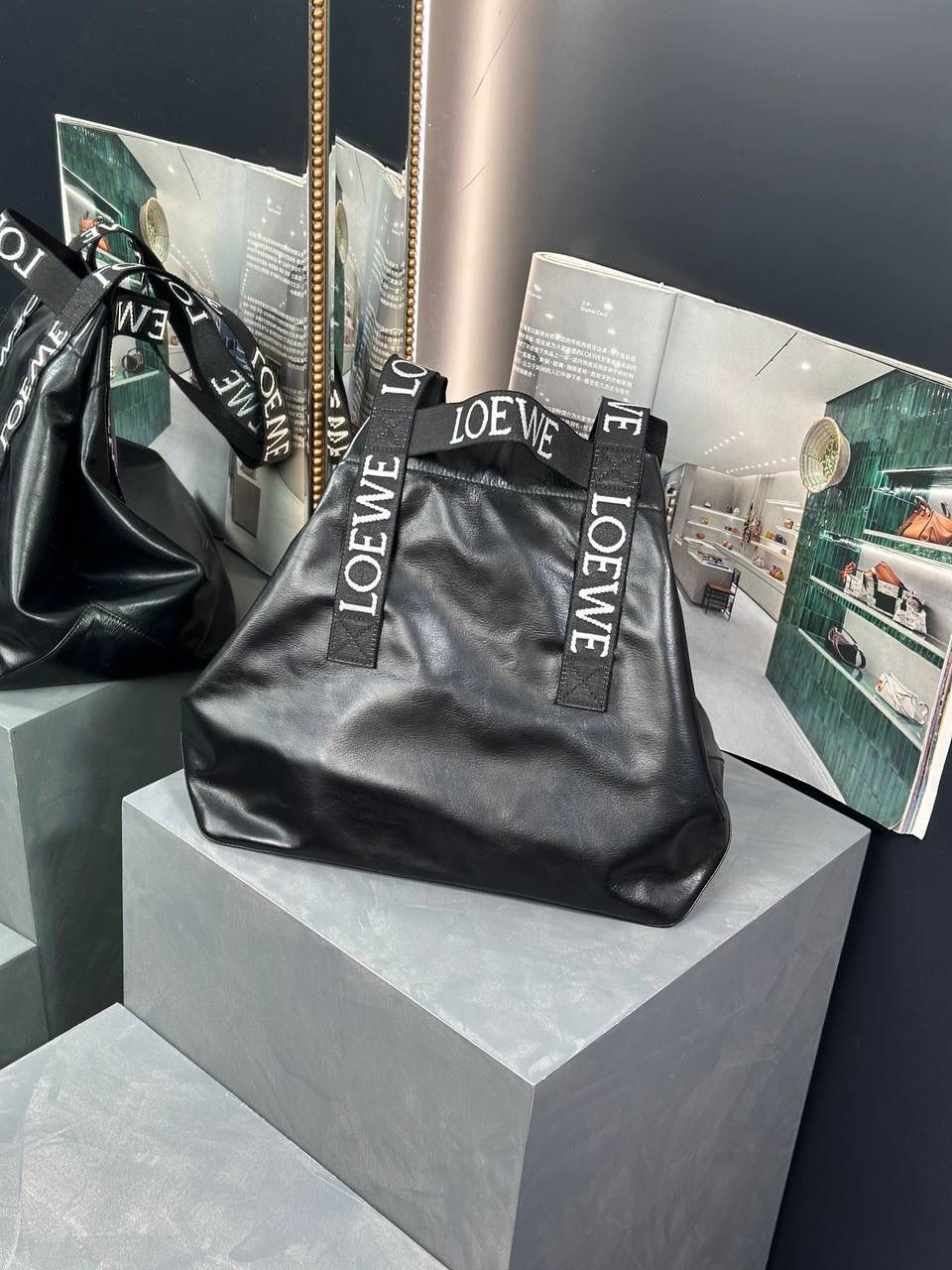 《重新定义罗威风格》 *超人气🔥纸纹牛皮手袋𝙁𝙤𝙡𝙙 𝙎𝙝𝙤𝙥𝙥𝙚𝙧 🌟 颜色:黑色、苹果绿、橙色、棕褐色 皮料:西班牙🇪🇸进口纸纹牛皮 尺寸:50×20×31cm 编码:052055 各大秀场都有它的地位 集“时髦“垃圾袋” ➕阳光“托特包” ➕摩登飒“行李袋” ➕任性美“单肩包” ➕时髦精“纸片袋”一身 飒飒的选它，凹造型选它，想走路都带风的选它，选它，选它！！！ 偷偷告诉你，超薄体积，随时随地百变造型即可入箱跟你环游天下😘😘