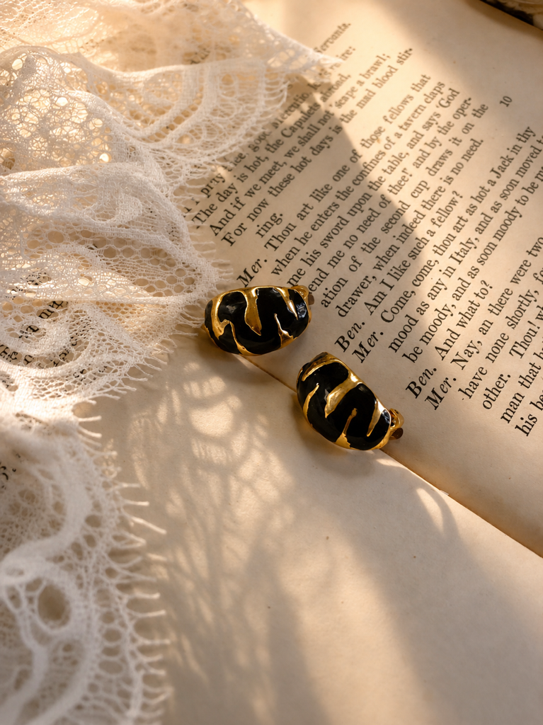 凡爾賽的黑夜流金 ∙ 西洋古董黑金琺瑯與雕金耳環系列 Noir Gilded Symphony ∙ Vintage Black & Gold Statement Earring Collection