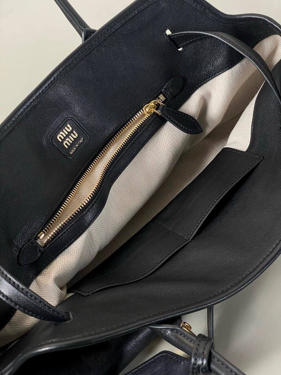 🈶黑色色 𝗠𝗶𝘂𝗠𝗶𝘂 手提包·横版 这只Aventure我要夸爆它！ 绝对是公文包中的颜值天花板 这款有多难买不用多说，绝对的断货王 酷酷的慵懒感洋气且时髦 还有一丢vintage感，超有调 上班通勤，日常出街都超出片 22.5×44×14.5cm #F0023m