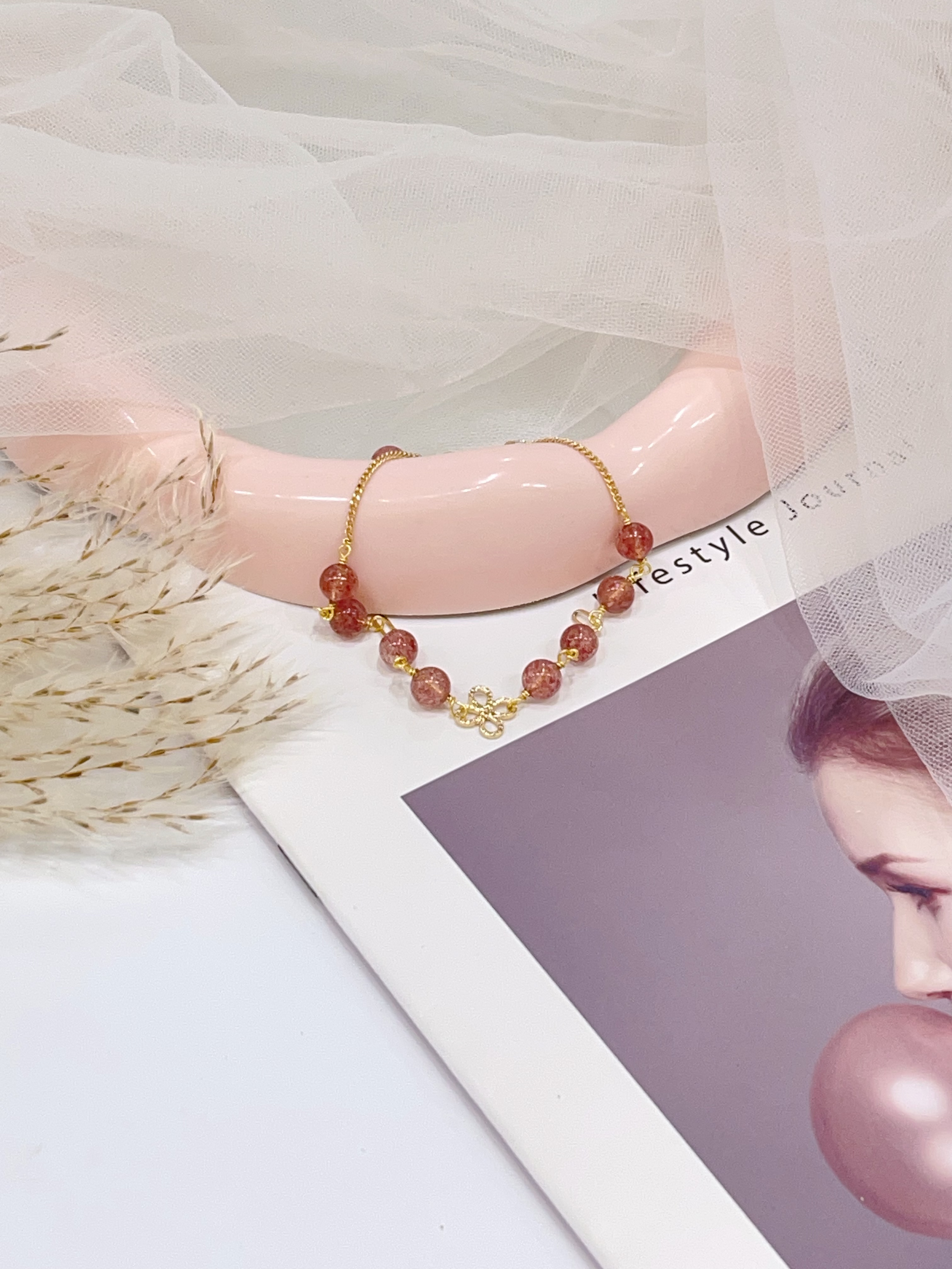 🍓 草莓晶 × 四叶草配饰手串 Strawberry Quartz & Four-Leaf Clover Charm | 6mm