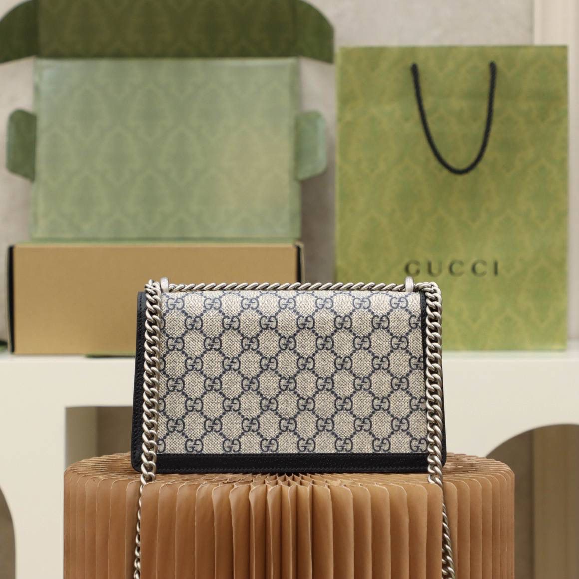 新配色𝑫𝒊𝒐𝒏𝒚𝒔𝒖𝒔 𝟐𝟓【全铜五金499623】原厂皮🔹 🔷尺寸：25*13.5*7cm🔷 迷你：16.5*10*4.5cm 被称为幸运之神眷顾的酒神系列， 已成为经典元素里的王牌产品，见证了岁月流转的痕迹， 依然是如今的大爆款，依然是受到大家的追捧喜爱， 经典的面貌搭配了神秘蓝的配色， 有一种恍然一新的天花板颜值， 与以往呈现的面貌不同感觉，新配色更加时髦感， 却拥有它该有的复古路线，越看越好看的高颜值视觉感！