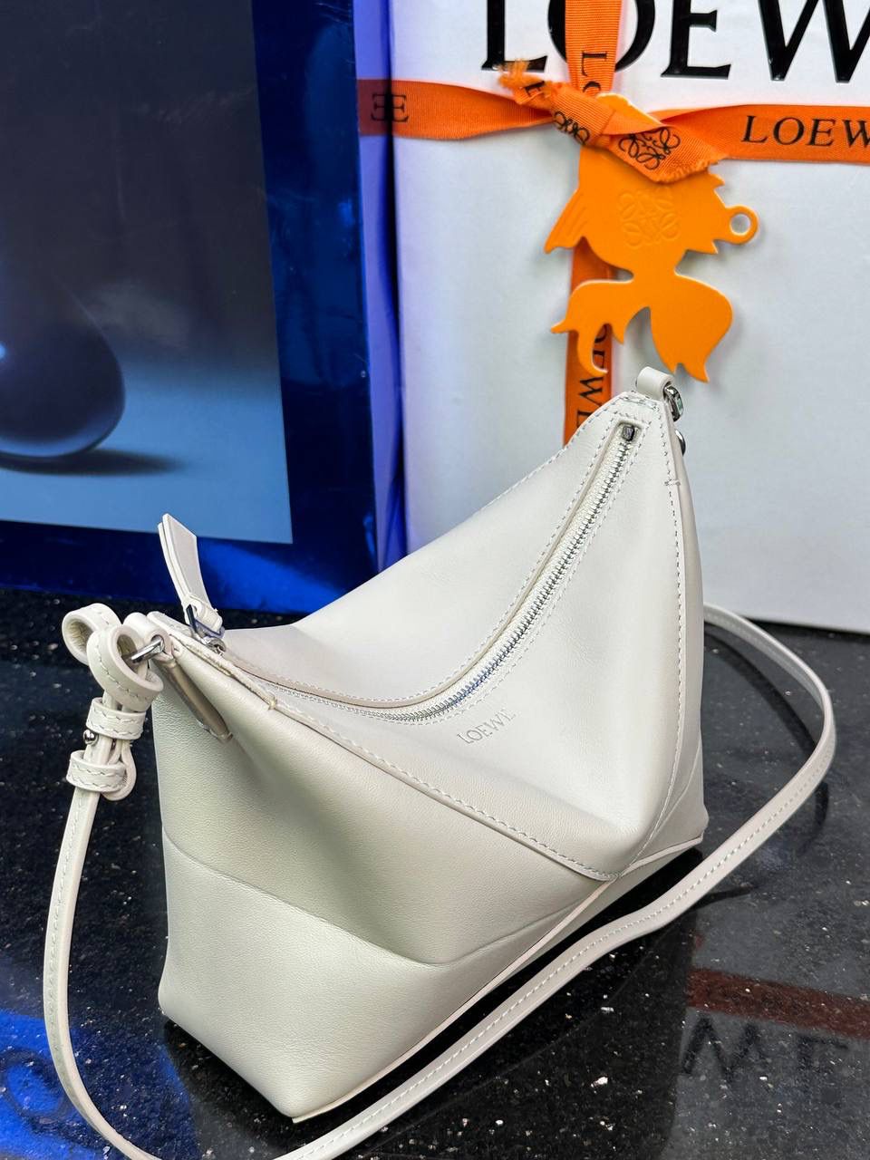 ♥️𝙋𝙪𝙯𝙯𝙡𝙚 𝙁𝙤𝙡𝙙 ——【海盐白】 尺寸：𝟐𝟑-𝟔.𝟓-𝟏𝟓.𝟓𝐜𝐦 编码：522404 🎈经典几何为造型，以及柔软细腻的Napa牛皮，升级为可完全折叠的手拿包。 🎈自带一根🉑拆卸🉑调节的肩带，一包多背，多样化风格，秀场大放异彩😃日常实用性强👌 🎈配全套专柜礼盒🎁，给你满满的仪式感👀