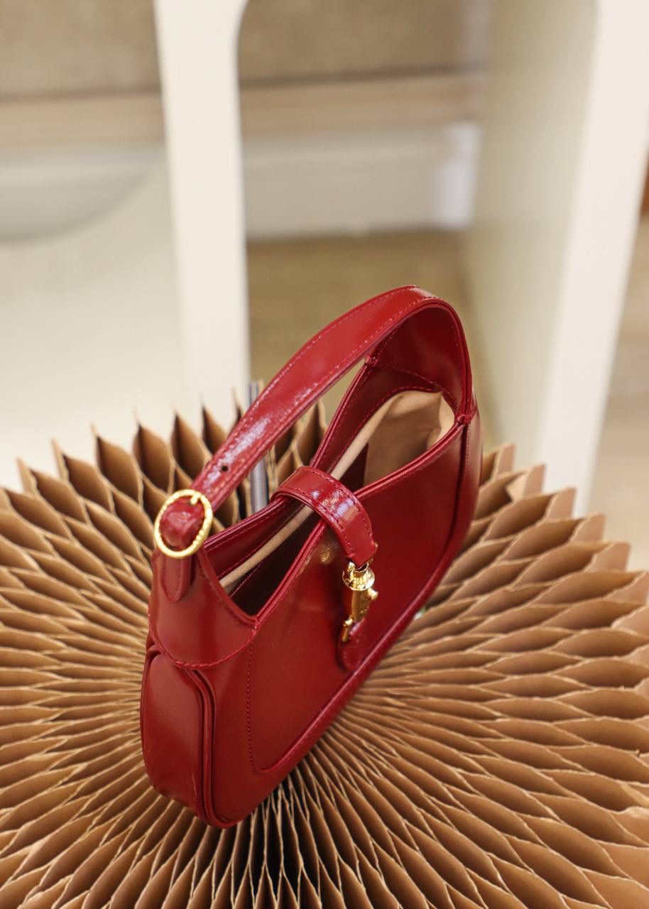 𝐉𝐚𝐜𝐤𝐢𝐞 𝐌𝐢𝐧𝐢 𝟭𝟵𝟲𝟭 ➻637091 原厂皮 ▶尺寸：19*13*3cm 经典𝐉𝐚𝐜𝐤𝐢𝐞 1961系列经典回归， 重新推出精致小巧的𝐌𝐢𝐧𝐢设计， 具有辨别度的样貌重回时尚前沿， 经典的样貌注入现代的时尚元素， 更加复古有高级感， 小巧的包身越看越喜欢， 两条肩带的设计， 更是让你拥有不同的感觉！🌈