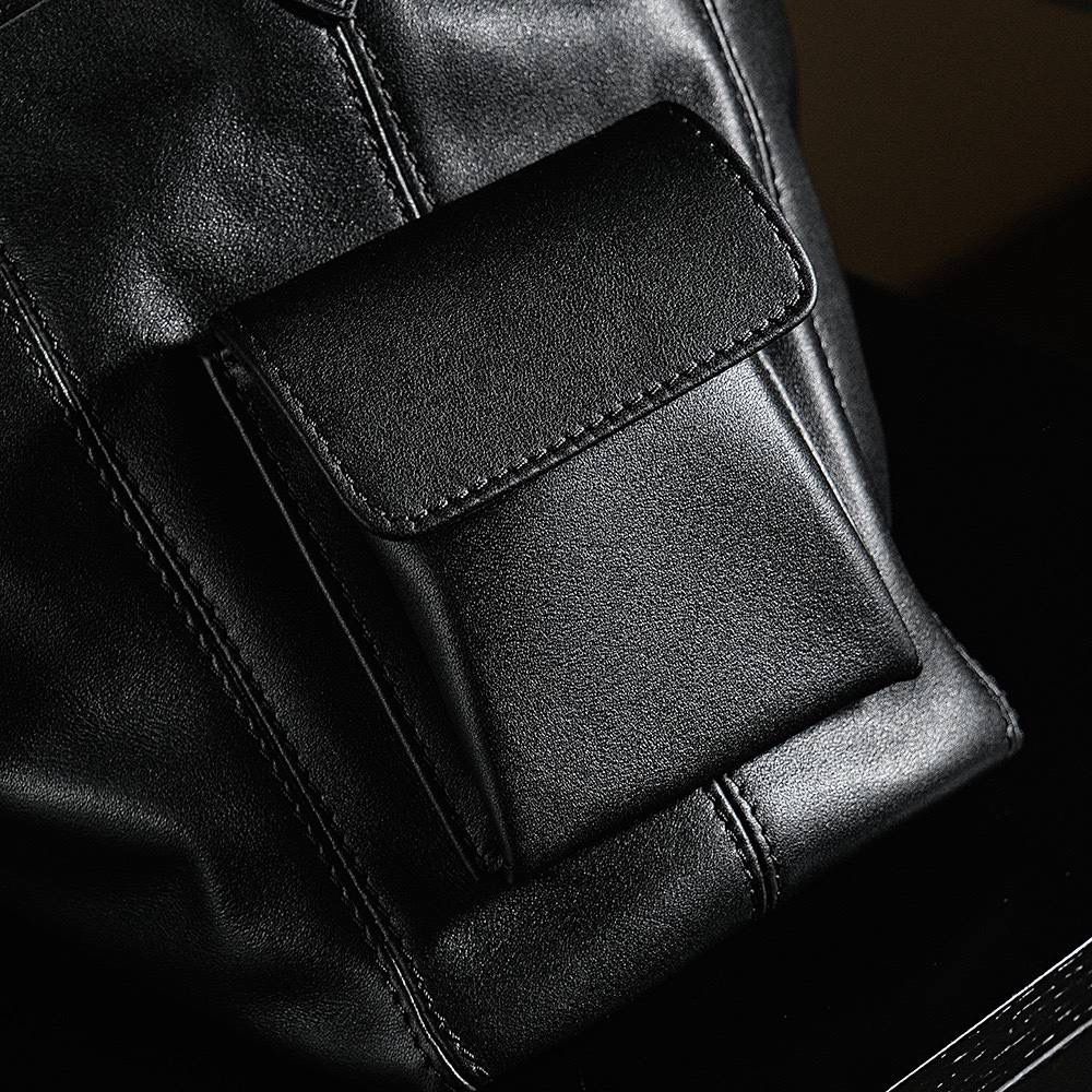 特级新款CARRYALL CARGO 黑色👜✨ 本款 CarryAll Cargo 小号手袋以柔软羊皮革呈现时尚微皱效果 并为深邃背景搭配抛光金属件与慵懒构型 成就昼夜场合佳选 可拆卸肩带与链带实现多种造型可能 🌟size：33.5x23x15cm