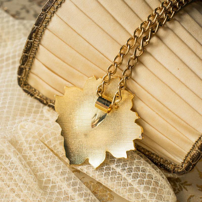c.a. 1980-1990s Made in Taiwan Vintage Gold Outlined White Flower Cloisonné Pendant with Gold Chain(NA0670)