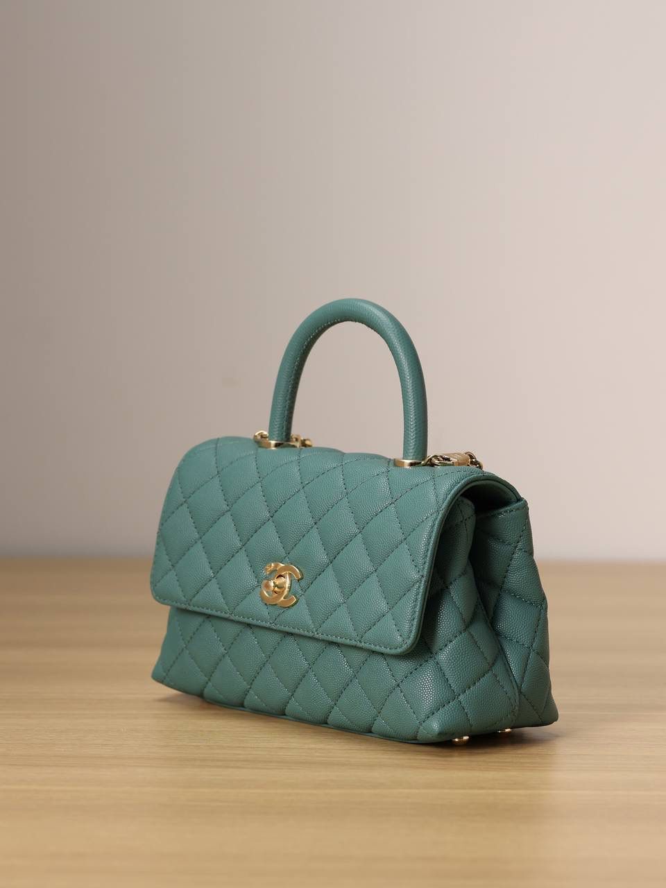 新coco handle小号绿色荔枝纹💞👜 和CF一个渠道的尾单货，拿过的都不用多介绍啦！新款驾到！独家渠道货！ 尺寸:14 X 24 X 10cm