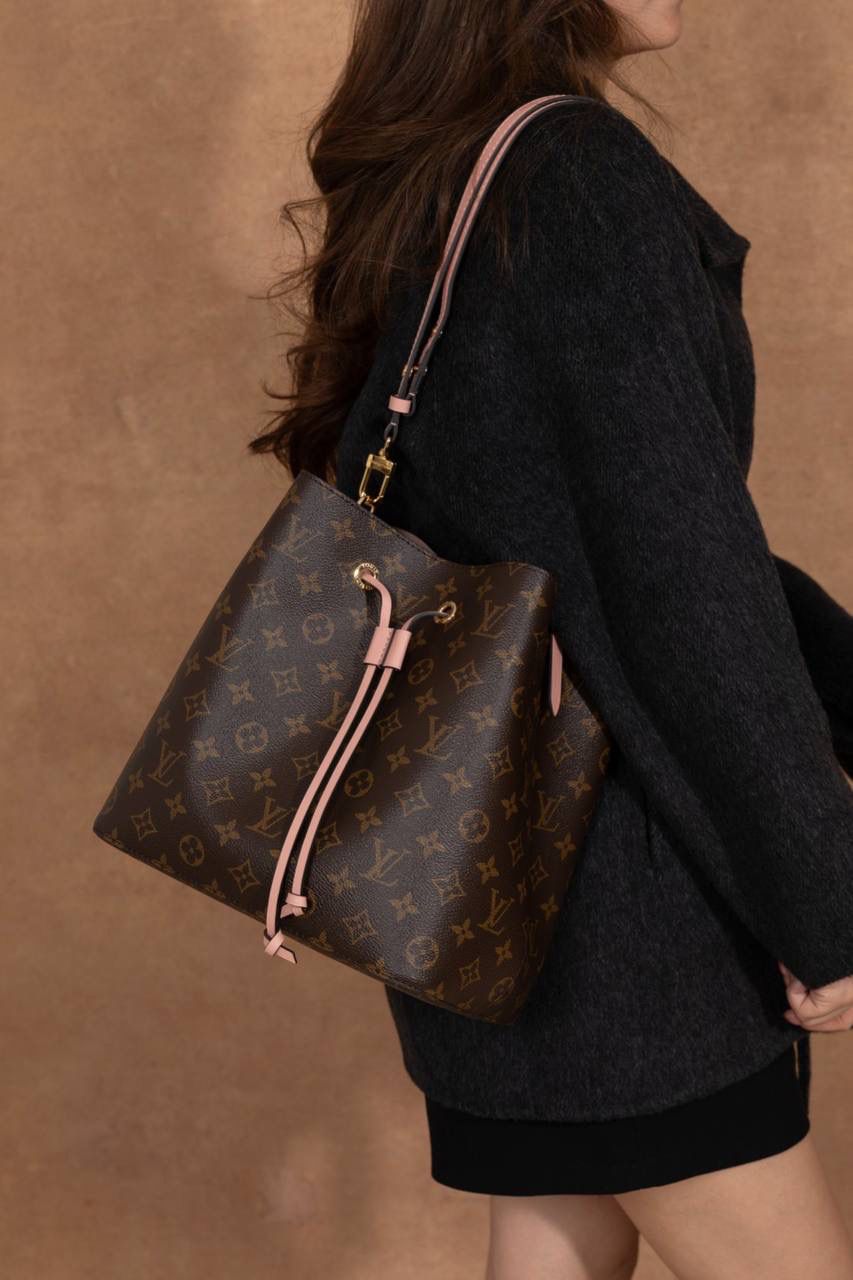 LV水桶包👜✨ 尺寸为 26×26×17.5cm，作为经典著作，它是入门款中备受追捧的单品。1932 年专为承运香槟而设计的酒袋，在当代潮流的洗礼下，化身为蕴含传承之美的水桶包，被尊为“经典之王”。