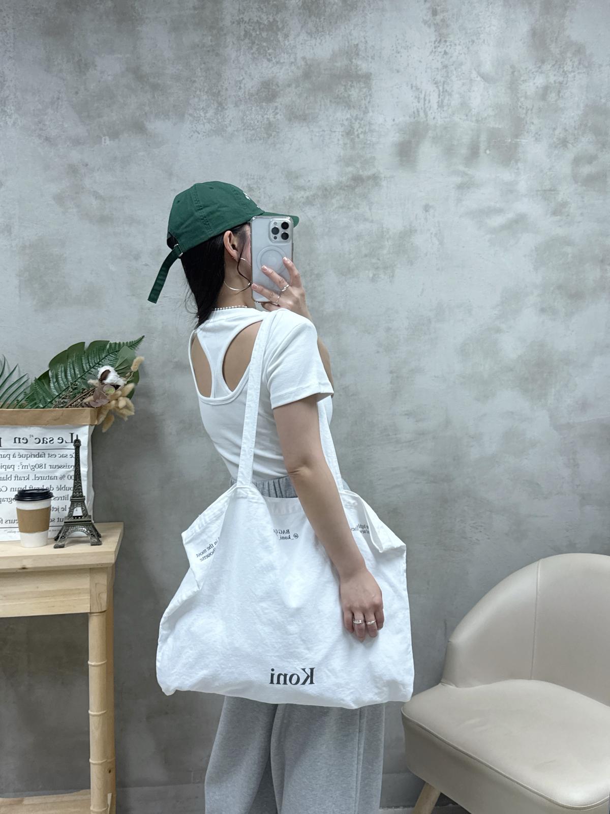 D22 後背設計凈色Tee