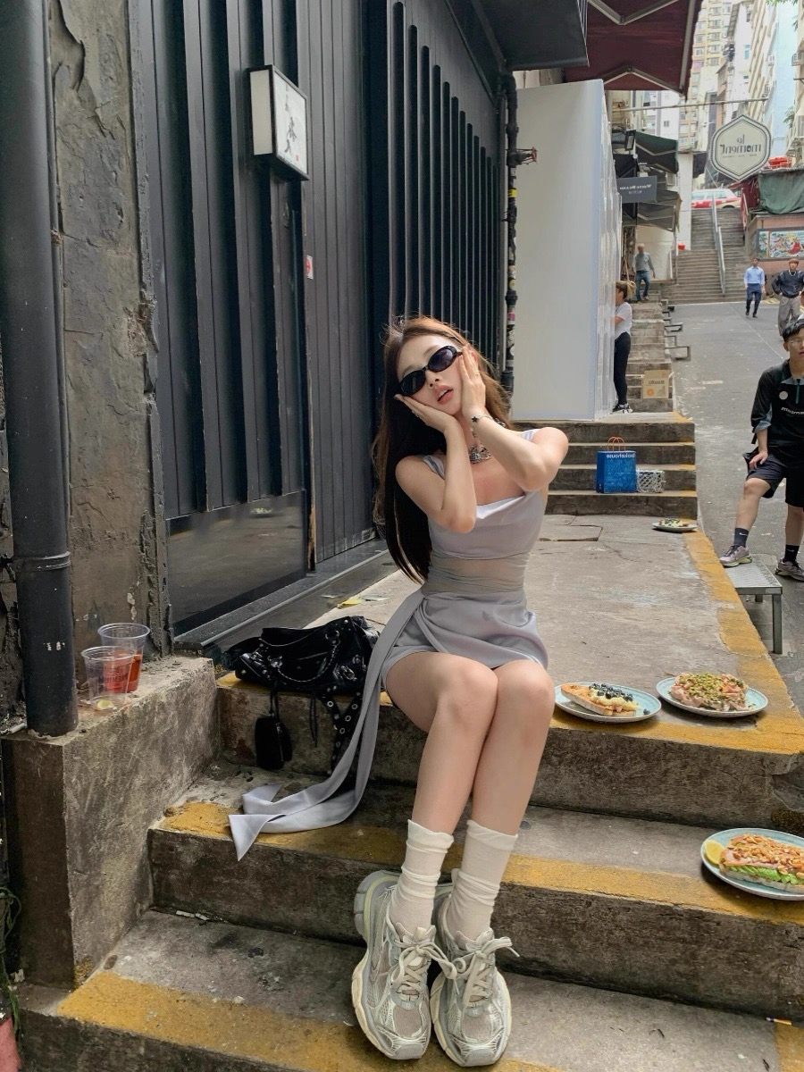 DR275紫色缎面连衣裙