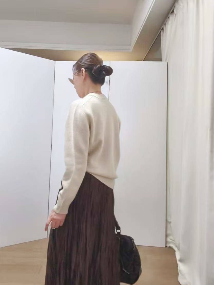 ### #3002, Lambswool Cashmere V- neck Pullover 綿羊毛茄士咩V領針織上衫