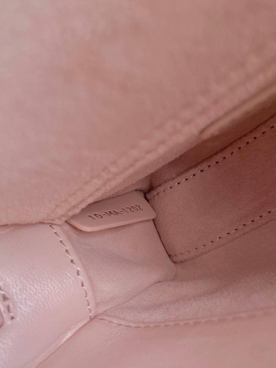 胭脂粉🩷 超迷你 𝗗𝗶𝗼𝗿 𝗗-𝗝𝗼𝘆 𝗯𝗮𝗴羊皮2023早春款 时尚果然就是轮回，回归了一把中古戴妃 长方包形，短链条➕细长肩带直接封神！！ 复古时髦感超强，真是什么场合都可以把住 绝对是lady中的天花板了，强势出圈啦姐妹们😎😍 17.5×10.5×6cm