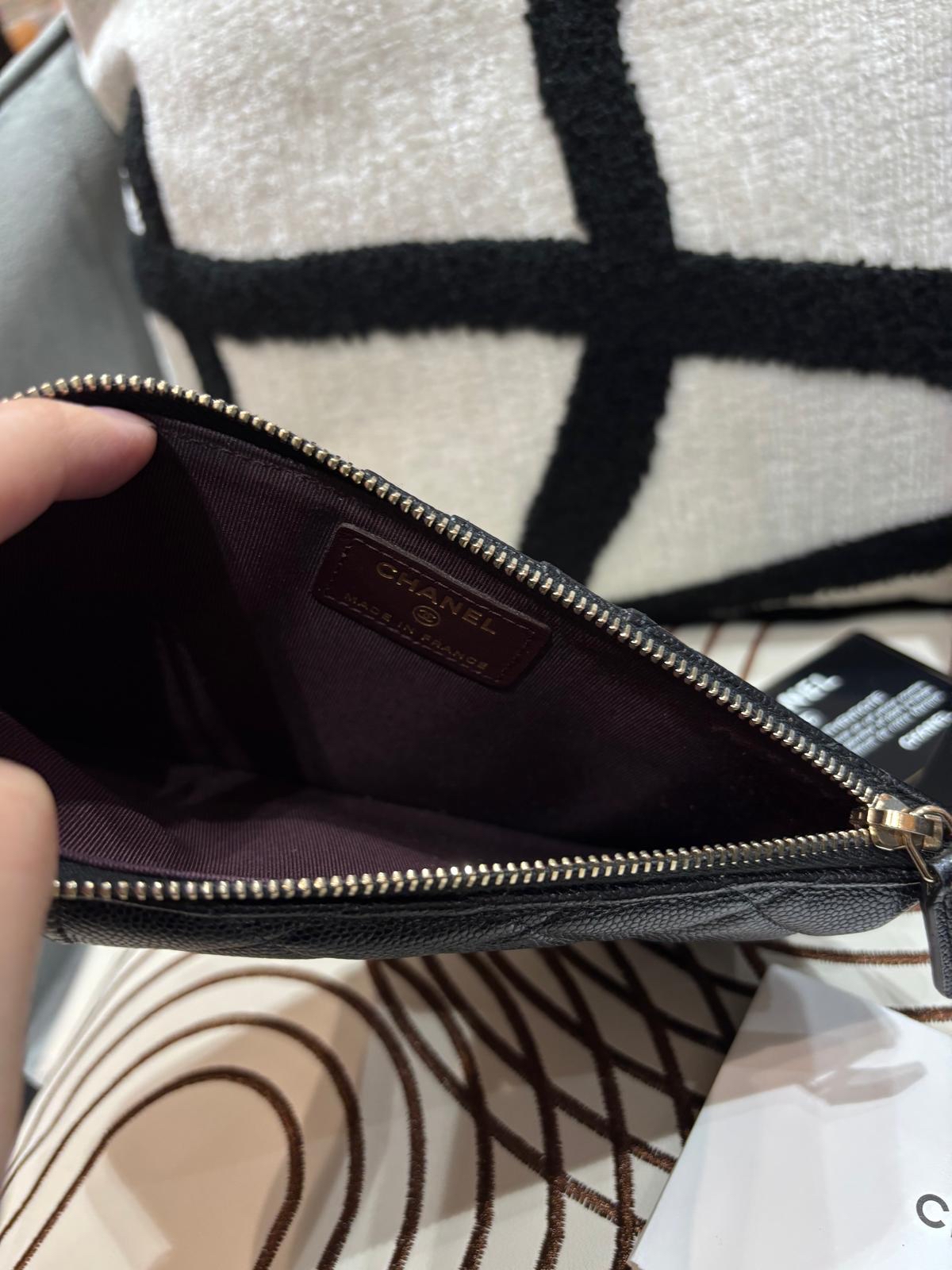 Chanel zip wallet phone pouch 黑色荔枝牛皮金扣 100%Authentic,98%new✅card ✅dust bag 