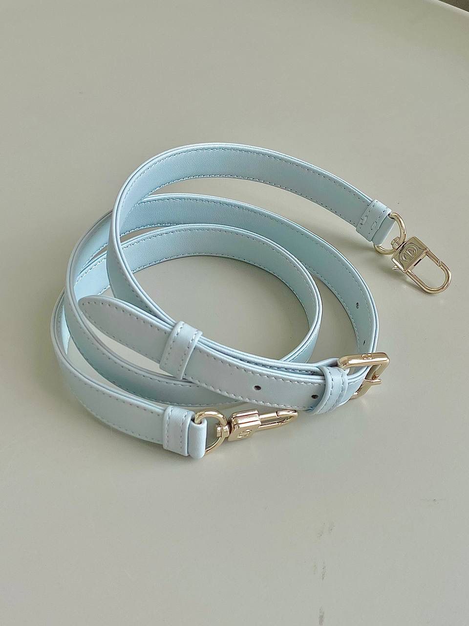 湖水蓝，小号 𝗗𝗶𝗼𝗿 𝗗-𝗝𝗼𝘆 𝗯𝗮𝗴23新色🩵 秋季新颜色太甜太美了！奶呼呼的 不是正baby 蓝哈！别被网图滤镜误导了 清澈澄明的湖水颜色，是一种淡色调带绿的蓝 就会在不同光线角度下，呈现偏绿或偏蓝调 特别温柔清冽，像夏日的风一样温凉如水 干净纯粹，柔和中有股力量带来的平静感 整个人都被治愈了啊啊啊！！ 中号 - 26 x 13.5 x 5cm 小号 - 22.5 x 12 x 5.5cm