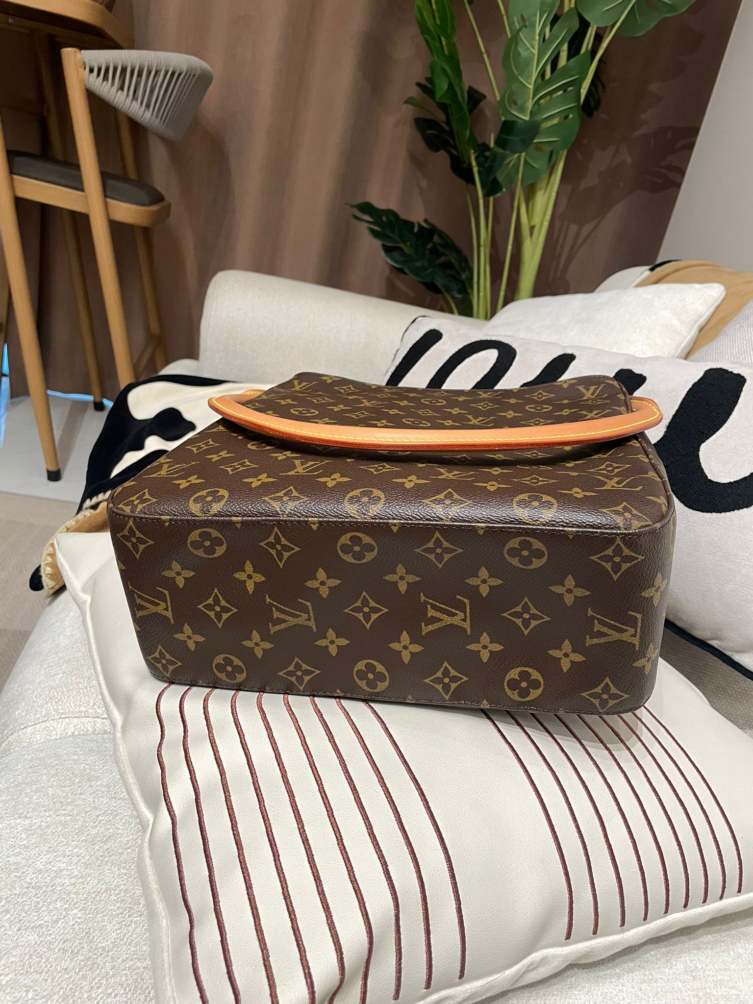 Lv Looping GM Shoulder Bag M51145 100%Authentic,95%new✅Dust bag  