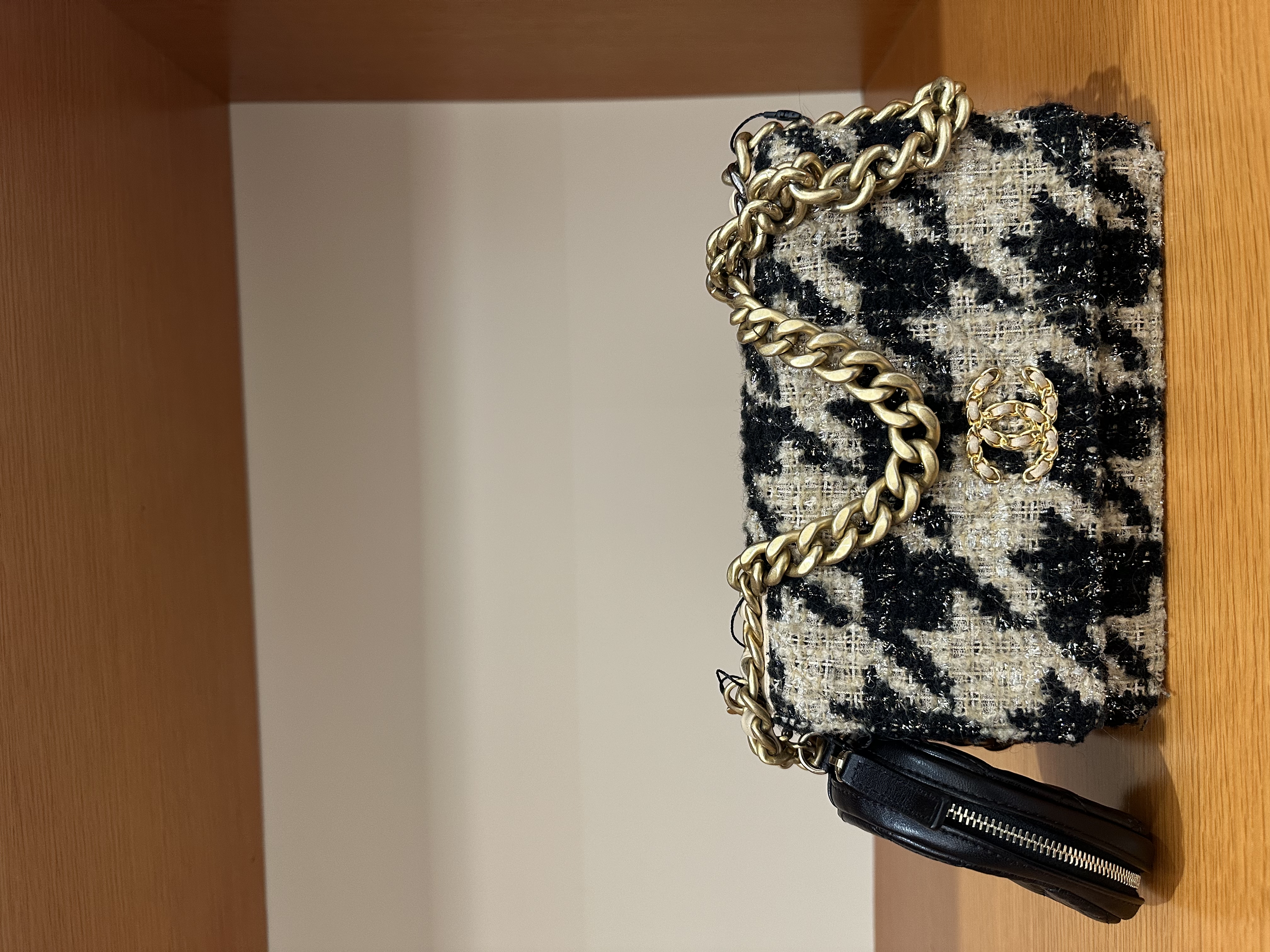 Pre-Owned CHANEL 19 Houndstooth Tweed Wallet on Chain bag / Product Code: 26042901