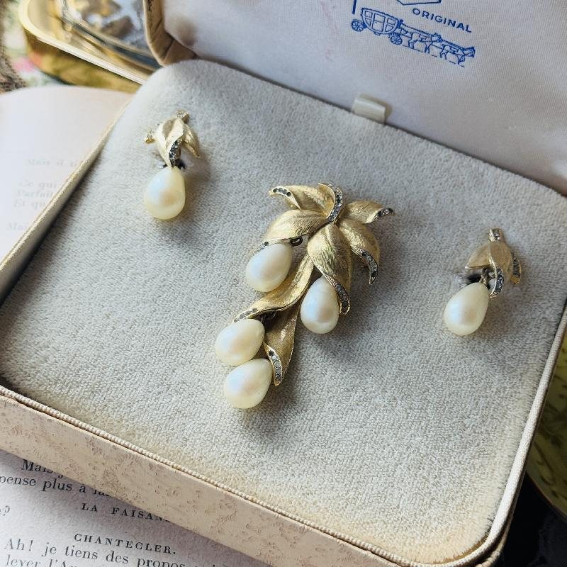 Vintage C.a. 1960s Textured Gold Grape Shape Dangling Faux Pearl Jewelry Set - Clip Earrings and Brooch (MT2141)