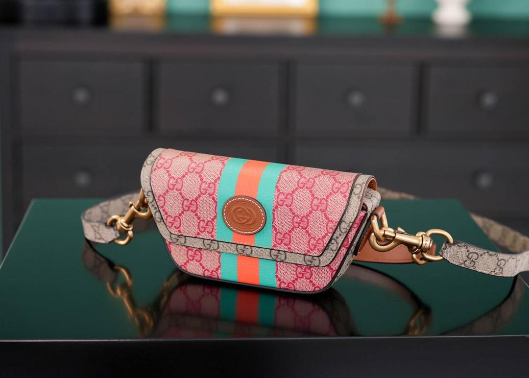 🥯新年系列GG迷你手提包 正品售价,400 GG中国新年系列烂漫色彩尽情盛放，鲜艳缤纷活泼的色彩彰显春日热情， 简约的梯形设计，丰富的色彩搭配，可轻松驾驭不同造型～ 官方款号 723762 尺寸：13-18（最宽处）x 10x 4.5cm