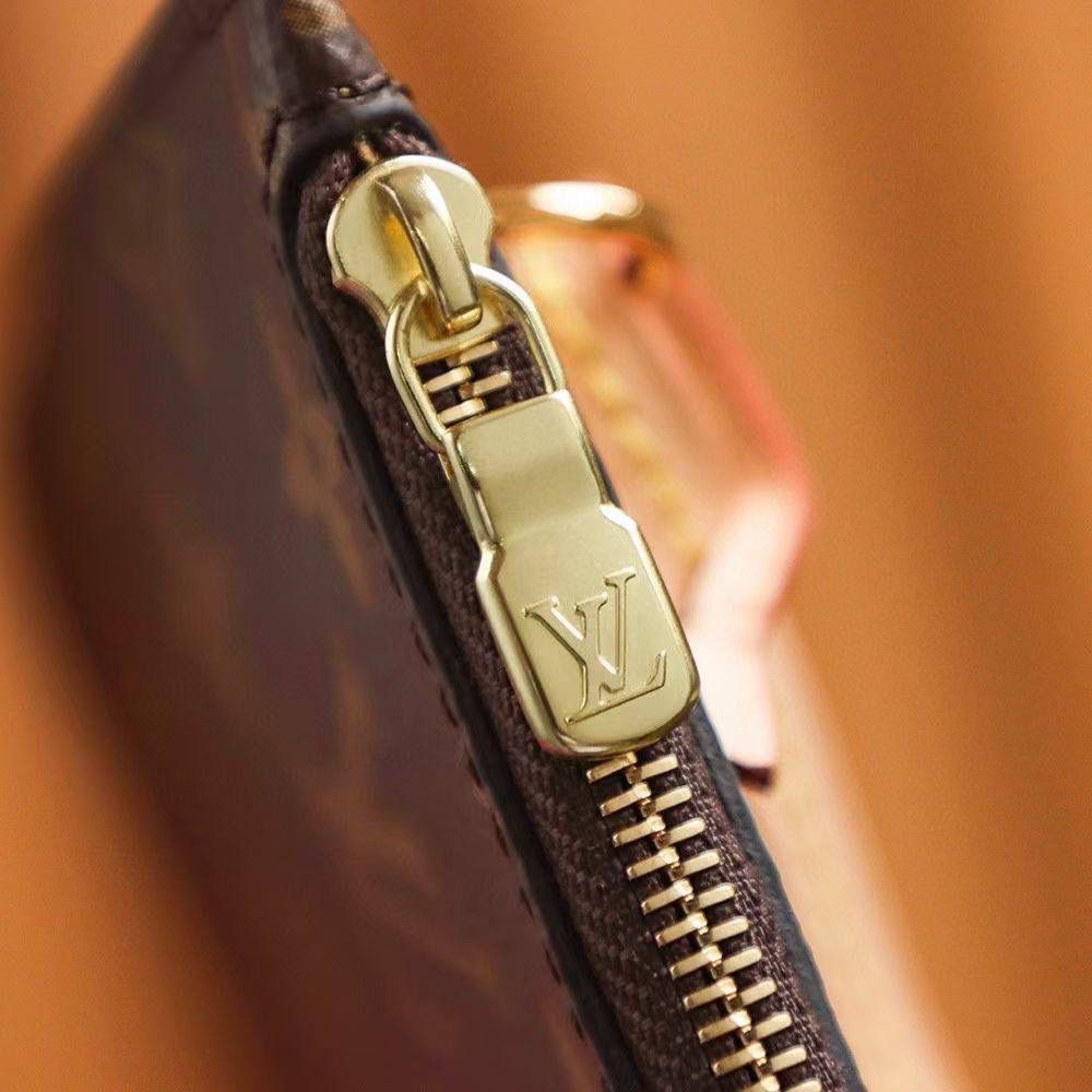 LV Neverfull 购物袋 👜✨ LV 最新款 Neverfull，经典款又升级啦 💕 里面有重新设计的内袋，用的是清新布料内衬，加一点复古小细节～ 还附送可拆拉链小包，可以单独拿来用，当手拿包也很可爱 🥰 经典 Monogram 帆布，加上亮亮的内衬颜色，看起来更年轻更活泼 ✨ 📏 中号尺寸：32 × 29 × 17 cm