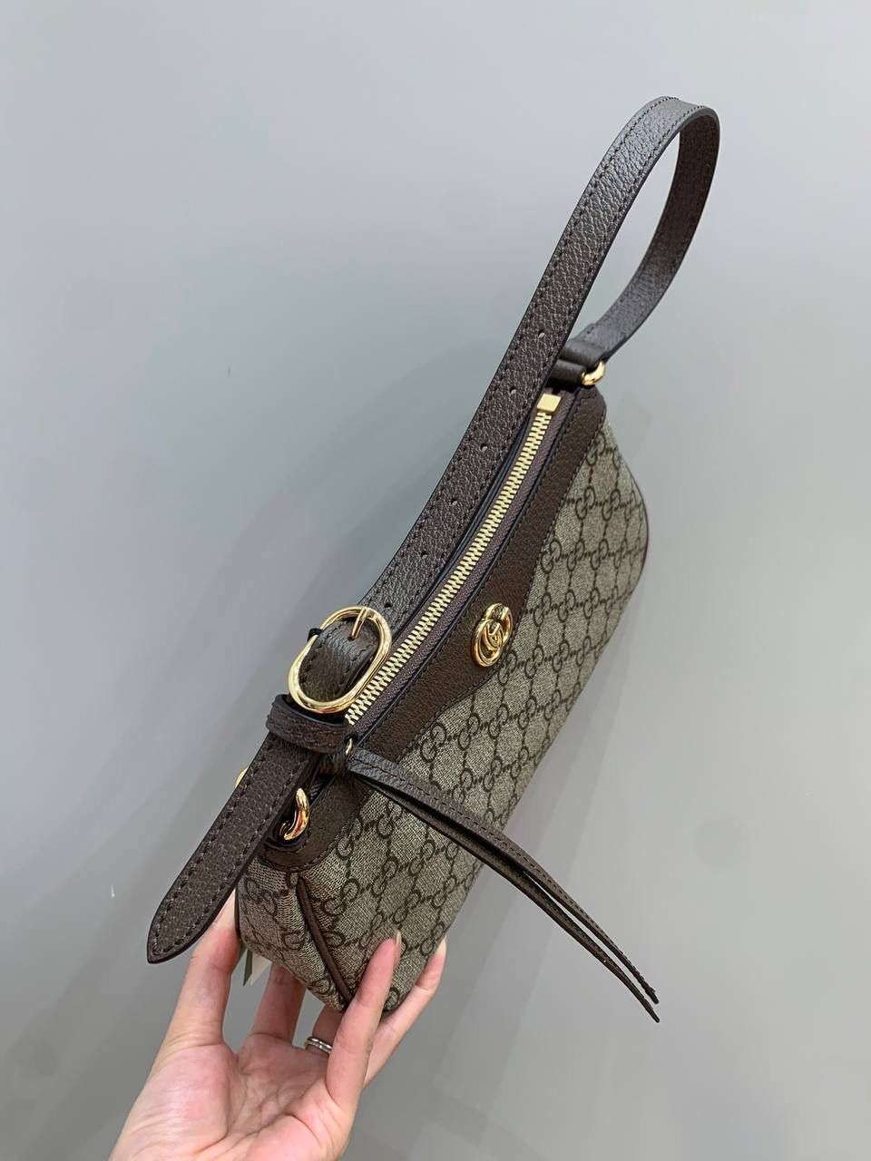 新背景实拍正品级 。新晋断货王🔥 这只腋下超级火，经典老花颜色永远不会过时，而且容量也很大，是当下最流行的腋下麻将包型，我觉得可以入手的原因是这种经典款不会只流行一季，而是随时间流逝历久弥新的设计理念！ 型号 735145 尺寸25/15/6cm