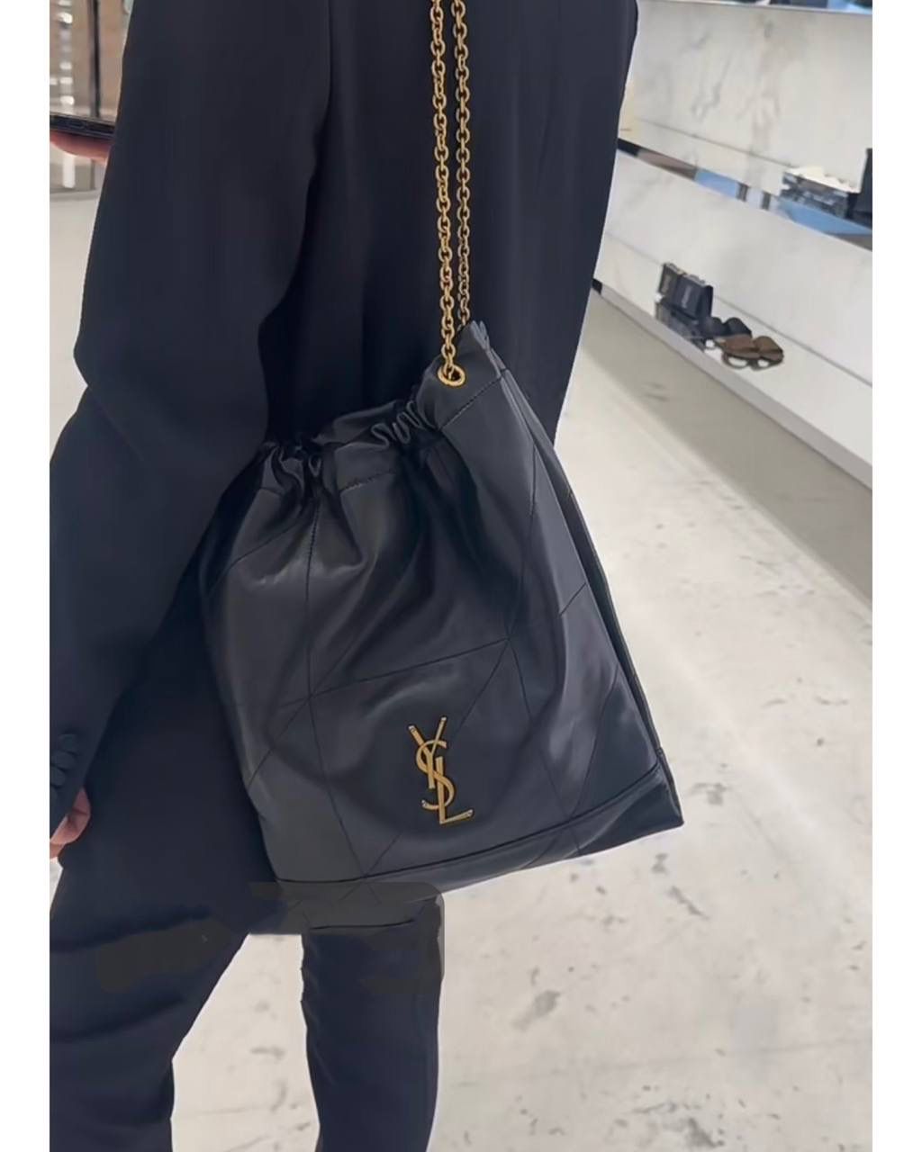 爆款🔥仅剩少量❗️ ys1 jamie垃圾袋黑色♟️ 其实一点都不想叫这只tote为"垃圾袋" 因为它实在太优雅太高级了 完全不是"垃圾袋"的那种粗犷和狂野 属于垃圾袋中仅一份的特立独行的风格 加上包身依旧用了小羊皮的质感 就显得它更秀气了☺️越看越喜欢🥰 大小容量也正好，整体不会拖沓 zp开发是基础操作了 要做到90%的相似度很简单 而要做到95%以上，那就要在各方面细节上都仔仔细细打磨一番了 没错，我家就是为了做到95%以上的相似度 才导致出货时间总是靠后 不过我相信酒香不怕巷子深 一定会有人懂我的✊🏻✊🏻 38×33×2cm781666m