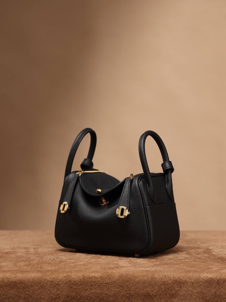 Hermes 爱马仕 Lindy Mini 19cm 黑色金扣👜✨ Lindy 独家渠道货 独家欧洲原厂皮原厂五金组装的ZP尾单货 尺寸：19*12.5*9cm Lindy是采用原厂的正品TC皮，什么是TC皮？ 爱马仕专用的clemence,简称tc皮，是Hermes最受欢迎的皮革之一，颜色会比Togo少一些，但是纹路比Togo细腻，含油更高，更软，因此稍稍有些下垂感的特点。