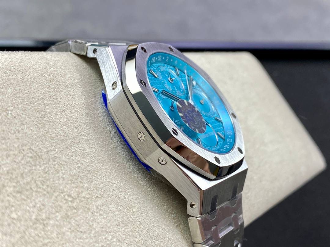 APS 爱彼 26574 皇家橡树系列在“Grande Tapisserie”大格纹装饰表盘上，日期、星期、月份、月相，和四个眼睛的位置与原装同步，（区别普通版本四个眼镜紧缩在一起）并以真实的月球图像显示天文精确月相，形成鲜明对比，直径41mm，复刻一体机5134自动上链机芯，厚度10.5mm（区别市面普通版本14mm ）所有功能真实可用，更薄 更像 ！