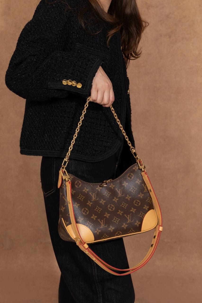 LV黄牛角😍 这款真的很火，一出就知道是爆款🔥 牛角包造型，小巧又可爱，但真的很能装，日常出门完全够用。 复古老花＋时髦设计，颜值超高，随便背都好看‼️ Size：29 × 16 × 9.5 cm 好看＋实用兼顾，真的属于那种买了不后悔的款💖