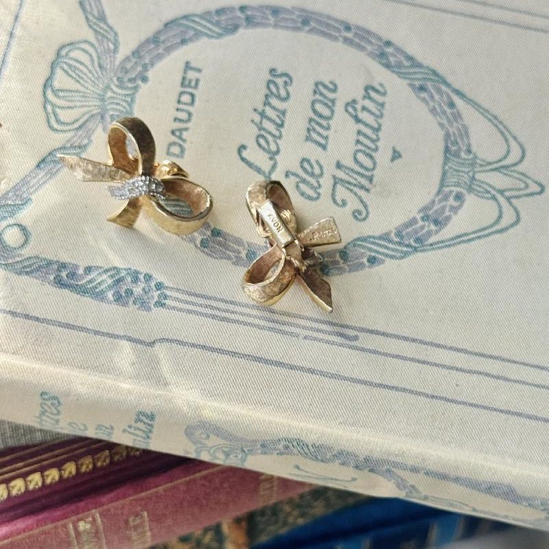 Rare! Vintage C.a. 1950s Avon Textured Gold Tone Bow Clip Earrings (MT2428)