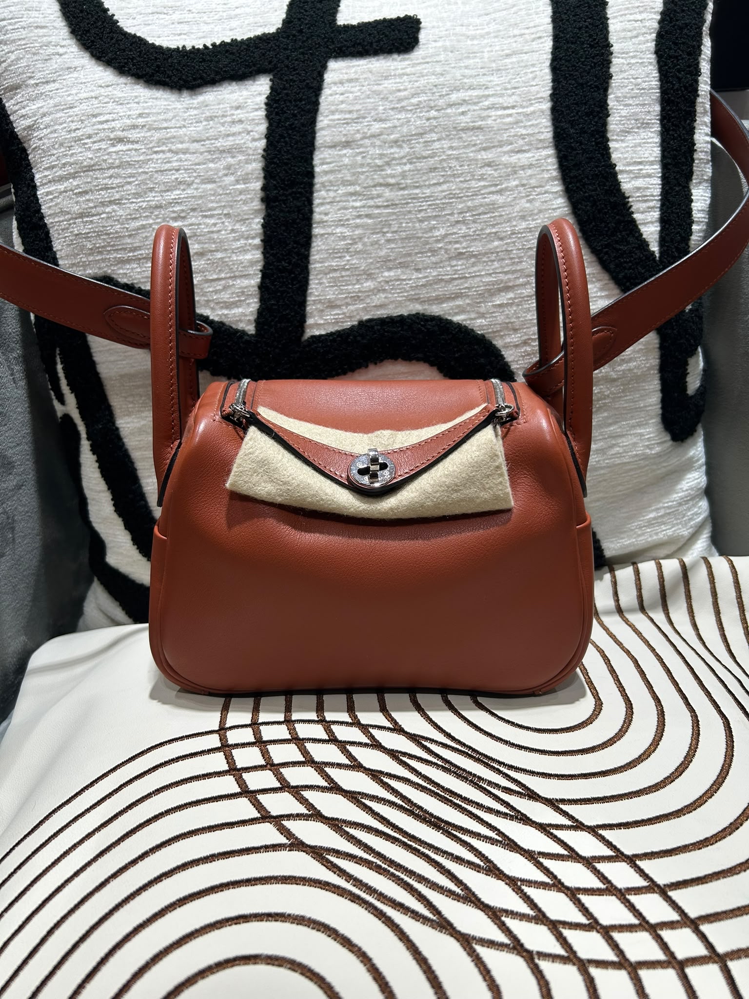 Hermes mini Lindy,STAMP U  古銅色,  100%Authentic ,99%New✅塵袋✅box