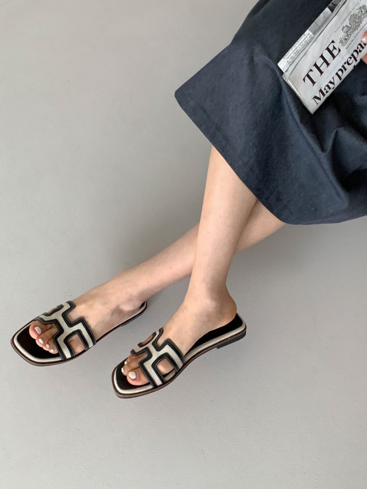 Contrast Hannah Sandals (3 colors)