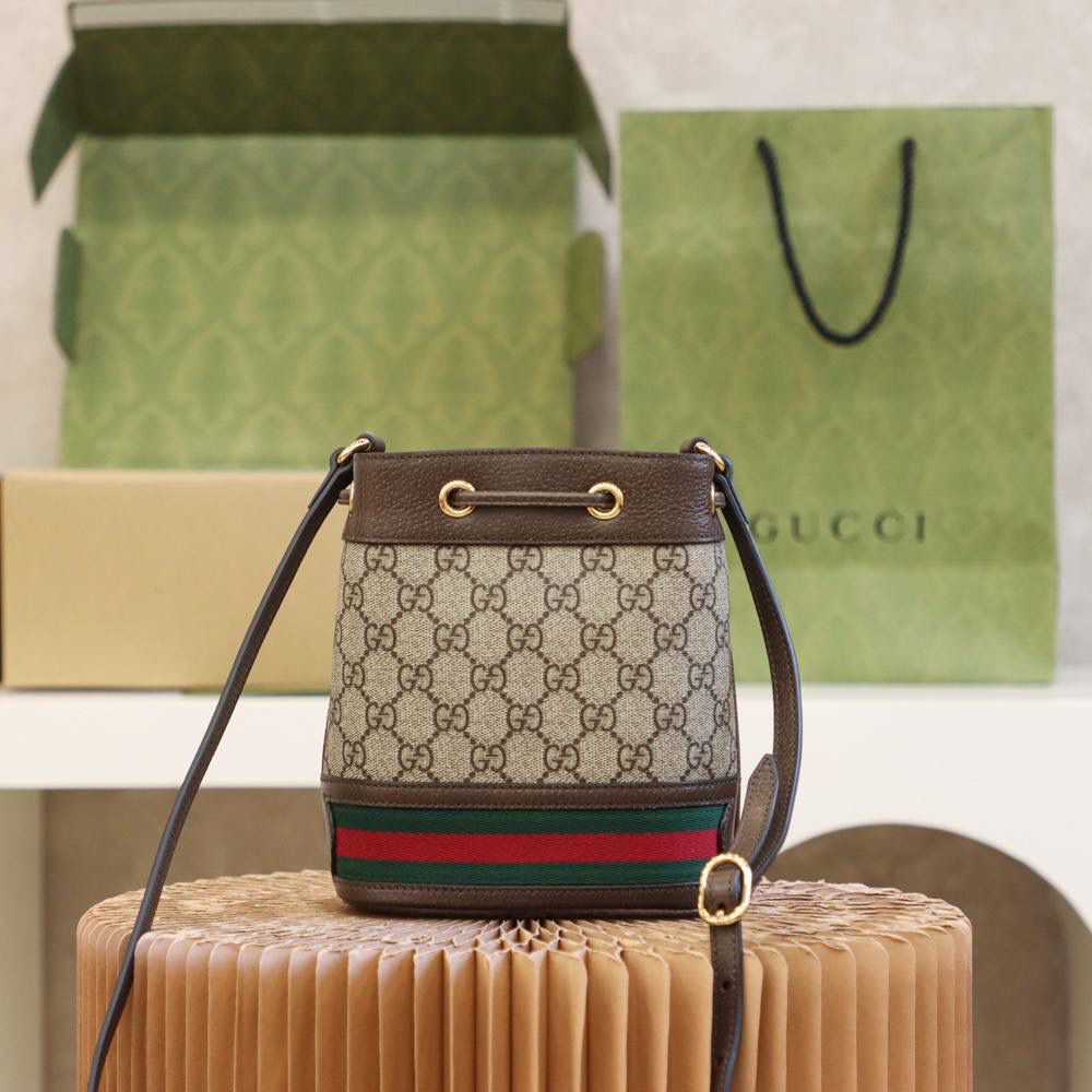 𝐎𝐩𝐡𝐢𝐝𝐚 𝐆𝐆 𝐌𝐢𝐧𝐢小桶包#550620# 升级版 🔥【 升级版—全铜五金 】 ☑️尺寸：15.5*19*9𝙘𝙢 𝙊𝙥𝙝𝙞𝙙𝙖系列家族里面的王牌， 这一次我们再次升级，全铜五金高品质的还原， 让我们更加有底气，这简直就是10900𝐑𝐌𝐁的原材料！ 这只小可爱，经过了时间的沉淀， 还是大家的心头爱， 𝐌𝐢𝐧𝐢可爱的小桶包造型，搭配红绿织带， 还是那股熟悉的经典复古味道， 巨百搭的日常习惯，并且容纳量还是非常🉑️ 好评率巨高的一只小可爱！