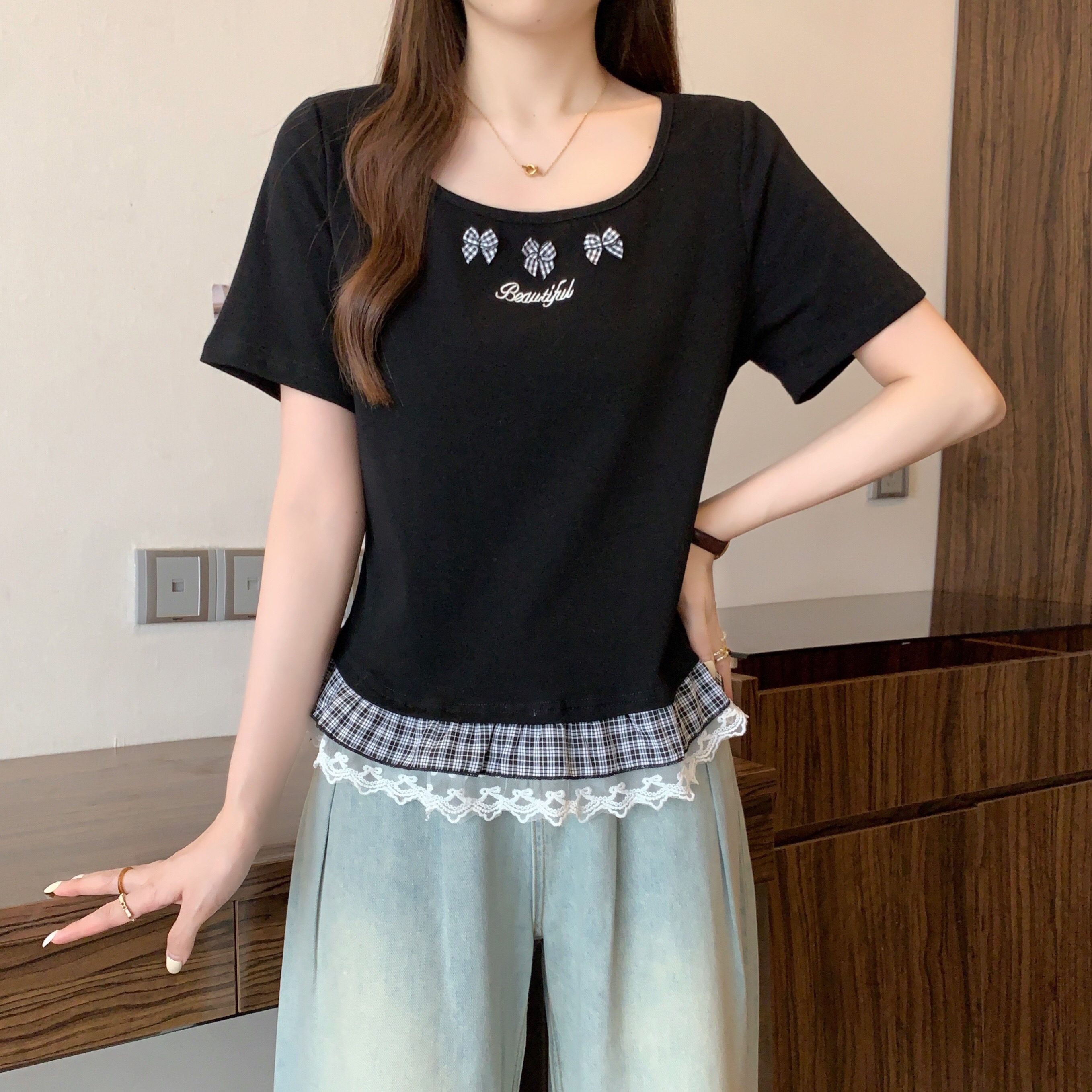 B301(80040) 韩系芭蕾风领边BEAUTIFUL三蝴蝶结下摆格纹荷叶蕾丝3色上衣