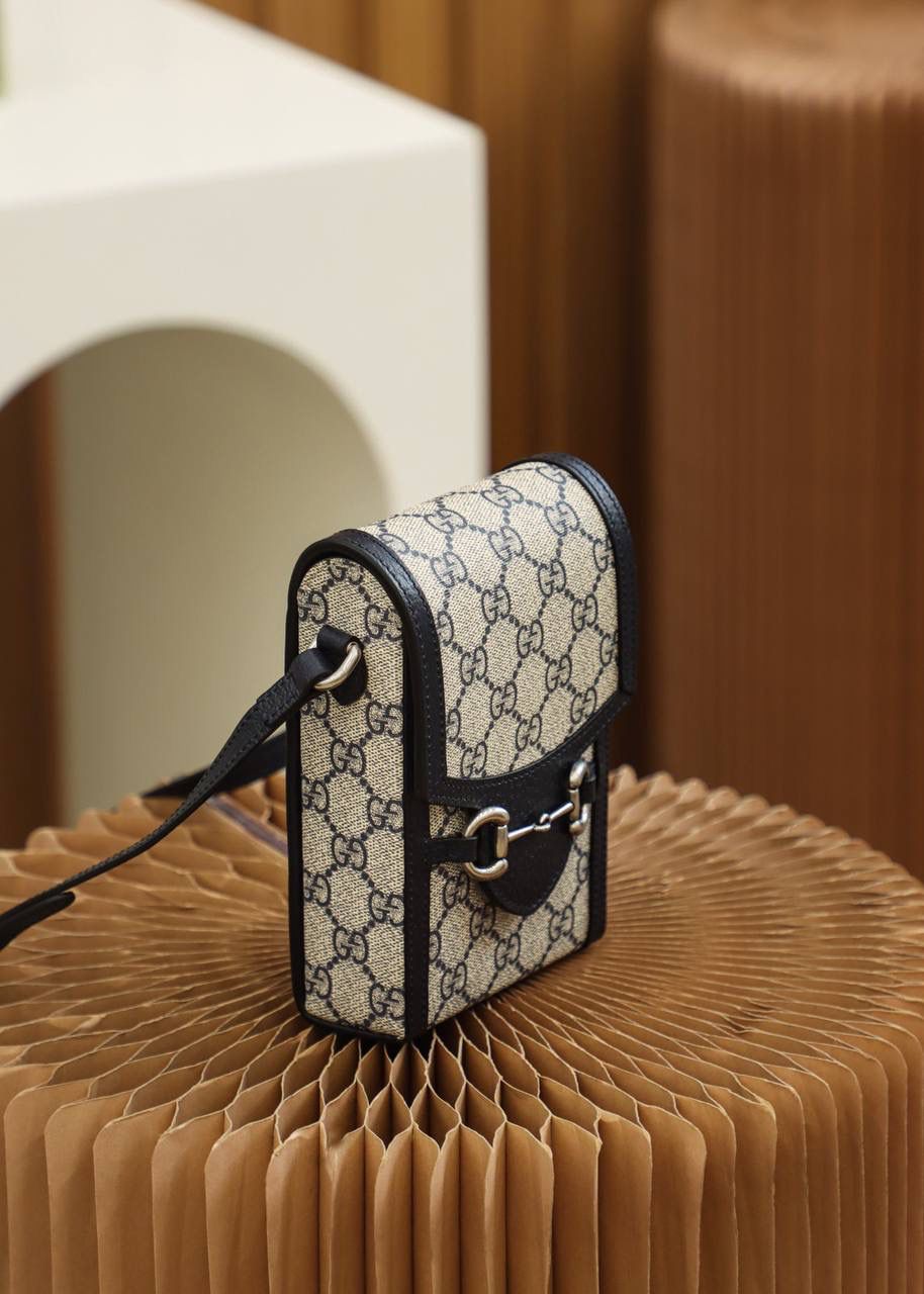 新配色𝟏𝟗𝟓𝟓手机包系列 #625615#原厂皮 YY 🔷尺寸：11.5*17*4cm 天花板级别的颜值，马衔扣标志的经典元素，搭配全新系列配色，打破了传统经典的传统，将复古与时尚的碰撞，玩出新的高度，这一季深蓝色配色设计，搭配上爆款的经典造型， 复古路线真的太赞了，搭配神秘蓝碰撞出复古与时尚高度融合的天花板颜值！